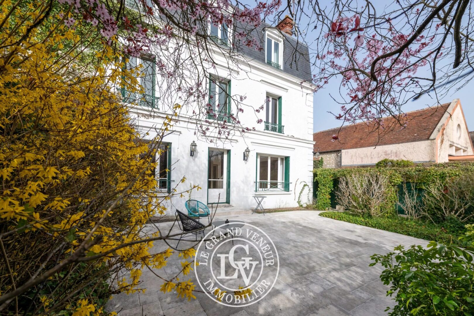PROCHE FONTAINEBLEAU – VULAINES SUR SEINE – MAISON DE MAÎTRE DE 289 M² ET APPARTEMENT INDÉPENDANT DE 41 M² SUR UN BEAU JARDIN PAYSAGER DE 1989 M²