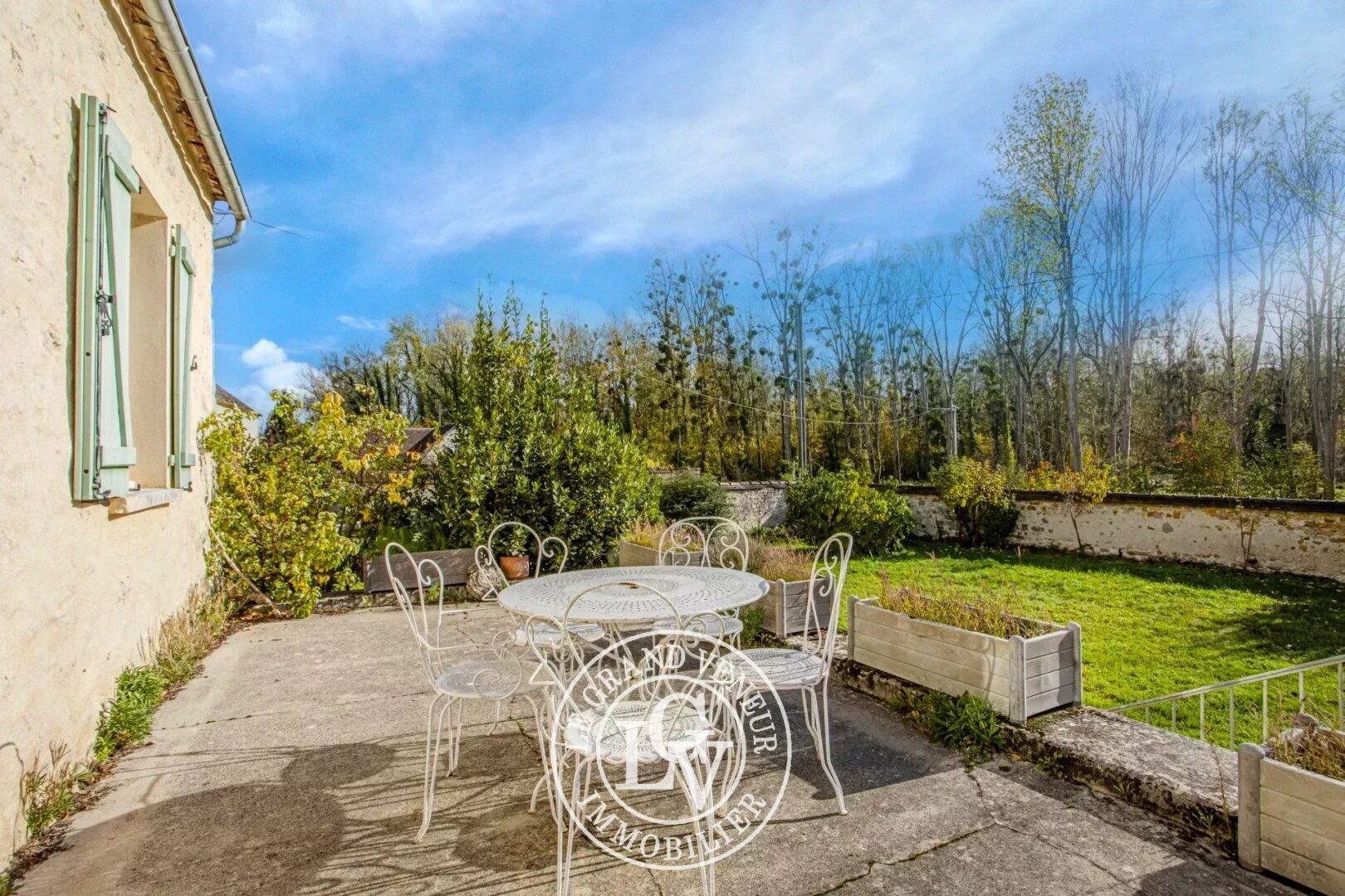 PROCHE FONTAINEBLEAU – DORMELLES – MAISON DE CHARME ET SA GRANGE SUR UN GRAND TERRAIN DE 3 600 M²