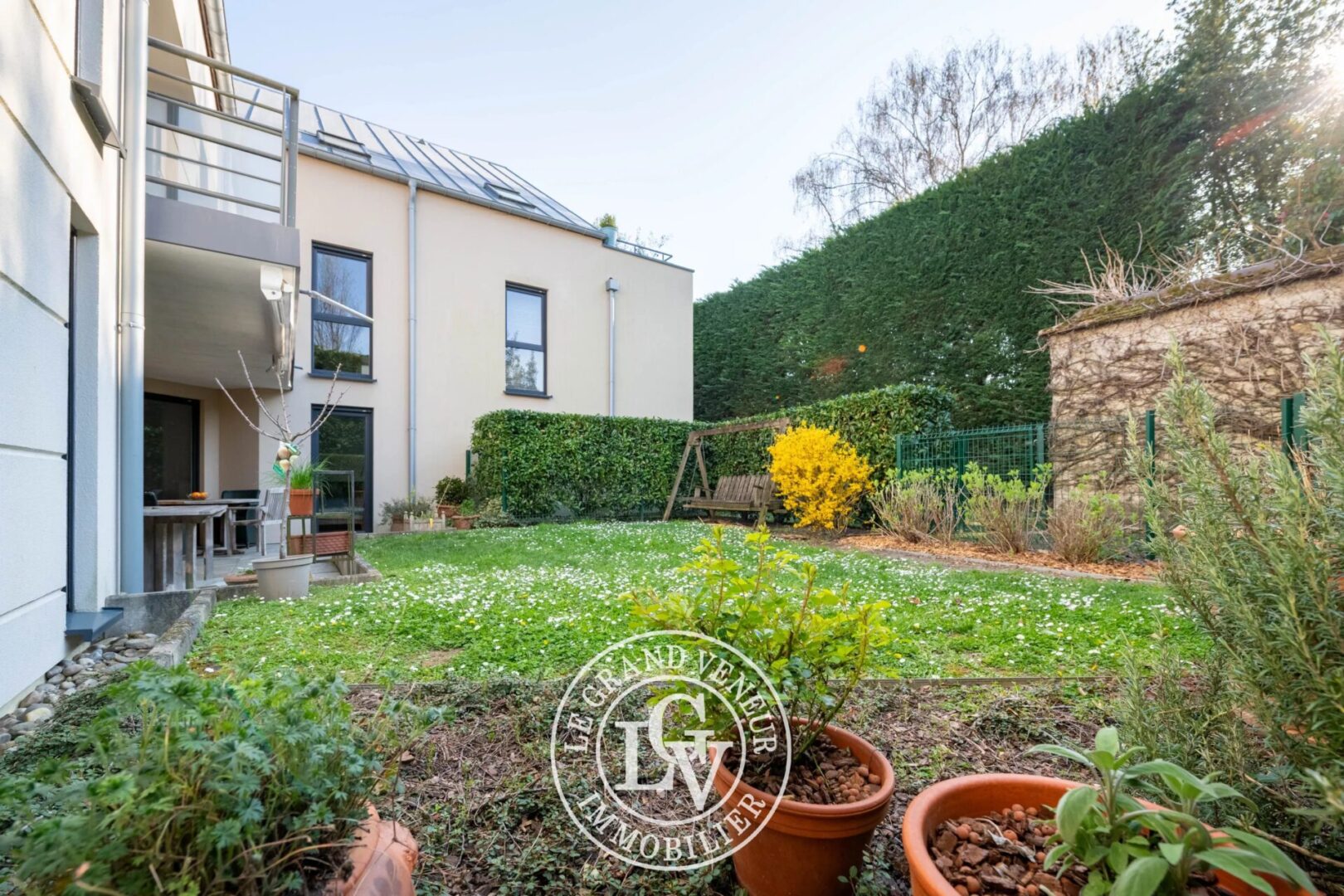FONTAINEBLEAU – ÉLÉGANT APPARTEMENT DE 93M2 AVEC TERRASSE, JARDIN ET STATIONNEMENT PRIVATIFS DANS RÉSIDENCE RÉCENTE ET SÉCURISÉE – 2 CHAMBRES