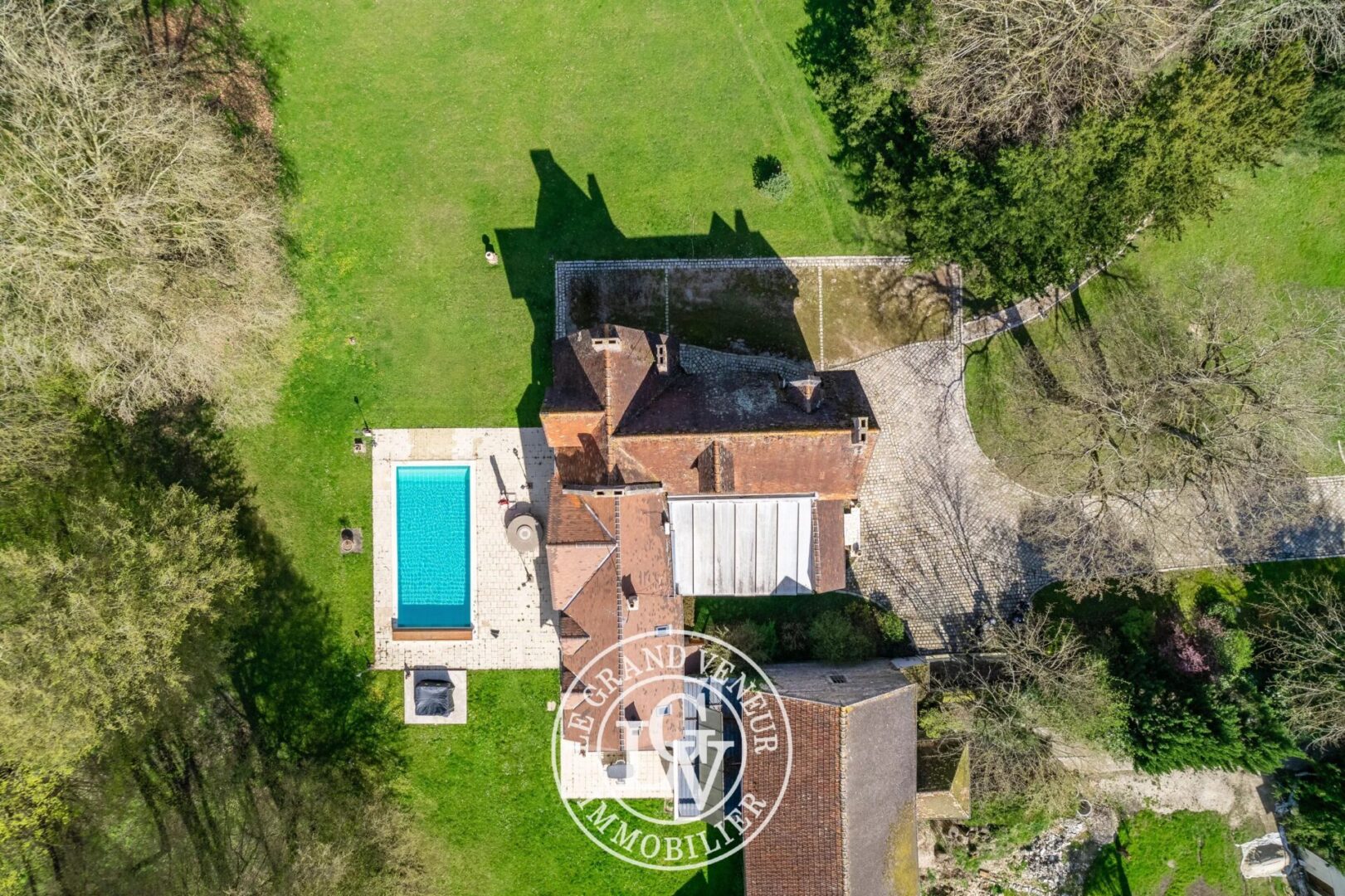 DEMEURE DE CHARME – 6 CHAMBRES – BUREAU – 3 SALLES DE BAINS – PISCINE – TENNIS- PARC PAYSAGER DE 24 500M²