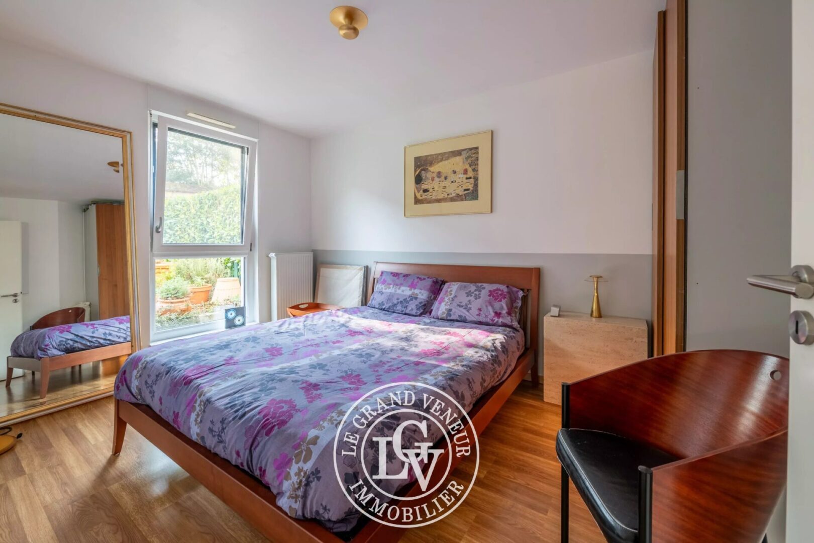 FONTAINEBLEAU – ÉLÉGANT APPARTEMENT DE 93M2 AVEC TERRASSE, JARDIN ET STATIONNEMENT PRIVATIFS DANS RÉSIDENCE RÉCENTE ET SÉCURISÉE – 2 CHAMBRES
