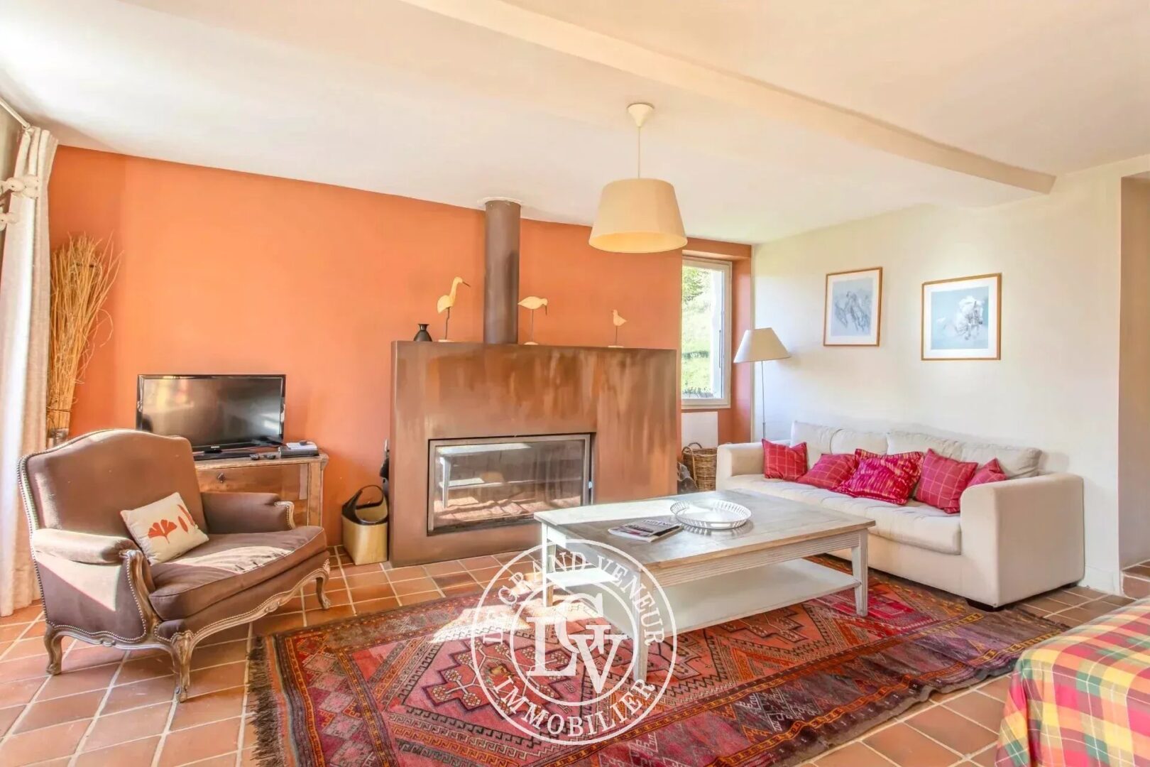 PROCHE FONTAINEBLEAU – DORMELLES – MAISON DE CHARME ET SA GRANGE SUR UN GRAND TERRAIN DE 3 600 M²