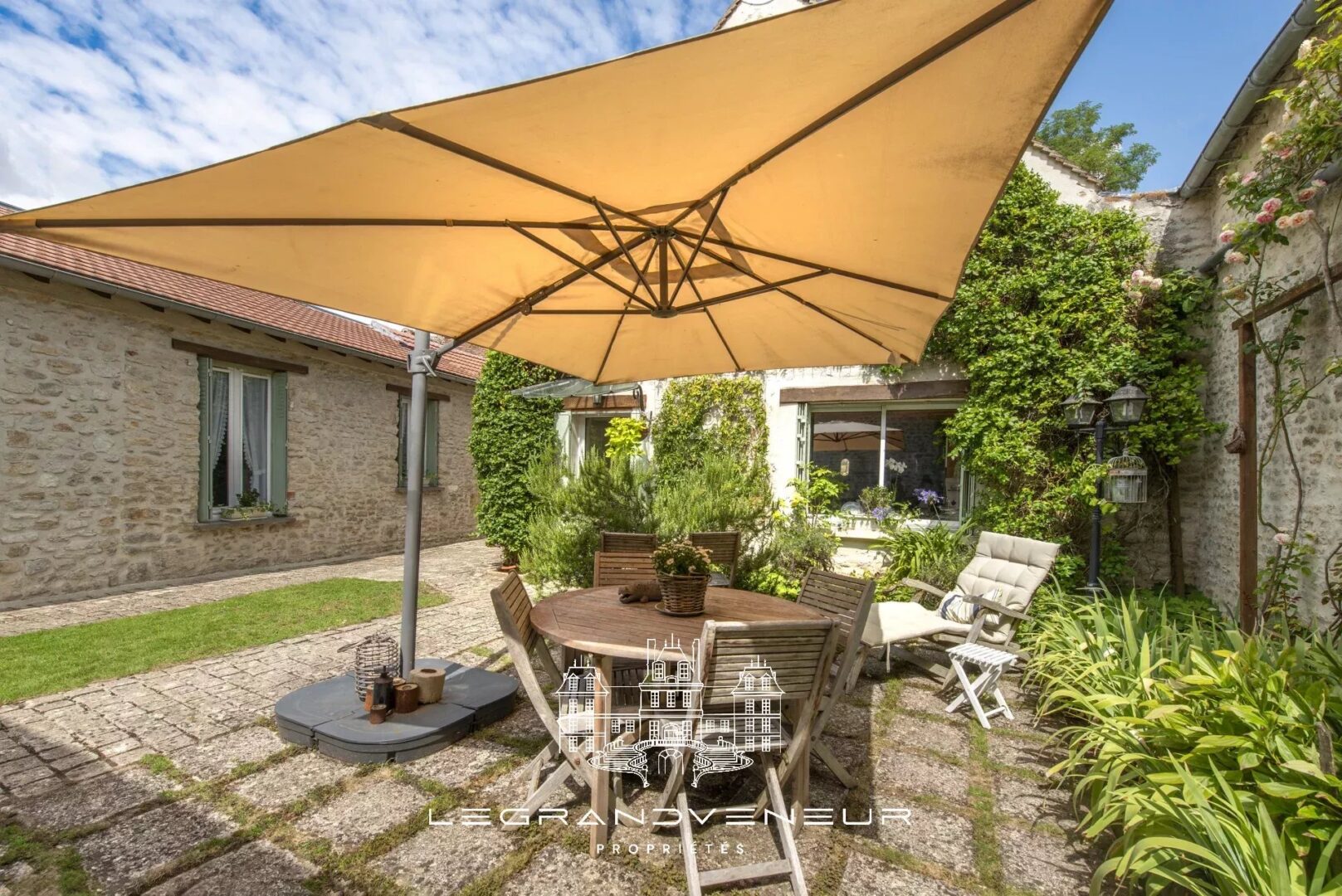 PROCHE NEMOURS – À FROMONT – AUTHENTIQUE PROPRIÉTÉ DE 285M²- 7 CHAMBRES AVEC GÎTE INDÉPENDANT ET BUREAU/ATELIER,  ÉDIFIÉE SUR PARC CLOS ET PAYSAGER DE 1994M²