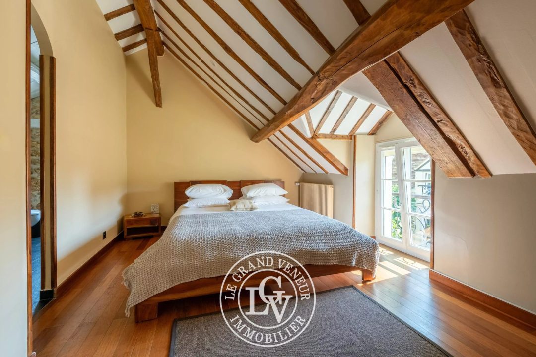 À SAINT-SAUVEUR-SUR-ÉCOLE- PROPRIÉTÉ TRADITIONNELLE ET DÉPENDANCE – 4 CHAMBRES – GARAGE DOUBLE – CAVE – PISCINE – JARDIN PAYSAGER