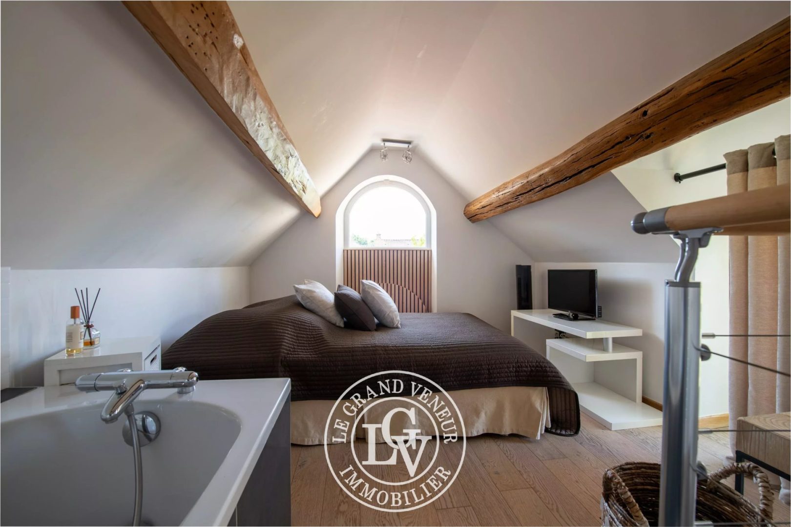 À SAINT-SAUVEUR-SUR-ÉCOLE- PROPRIÉTÉ TRADITIONNELLE ET DÉPENDANCE – 4 CHAMBRES – GARAGE DOUBLE – CAVE – PISCINE – JARDIN PAYSAGER
