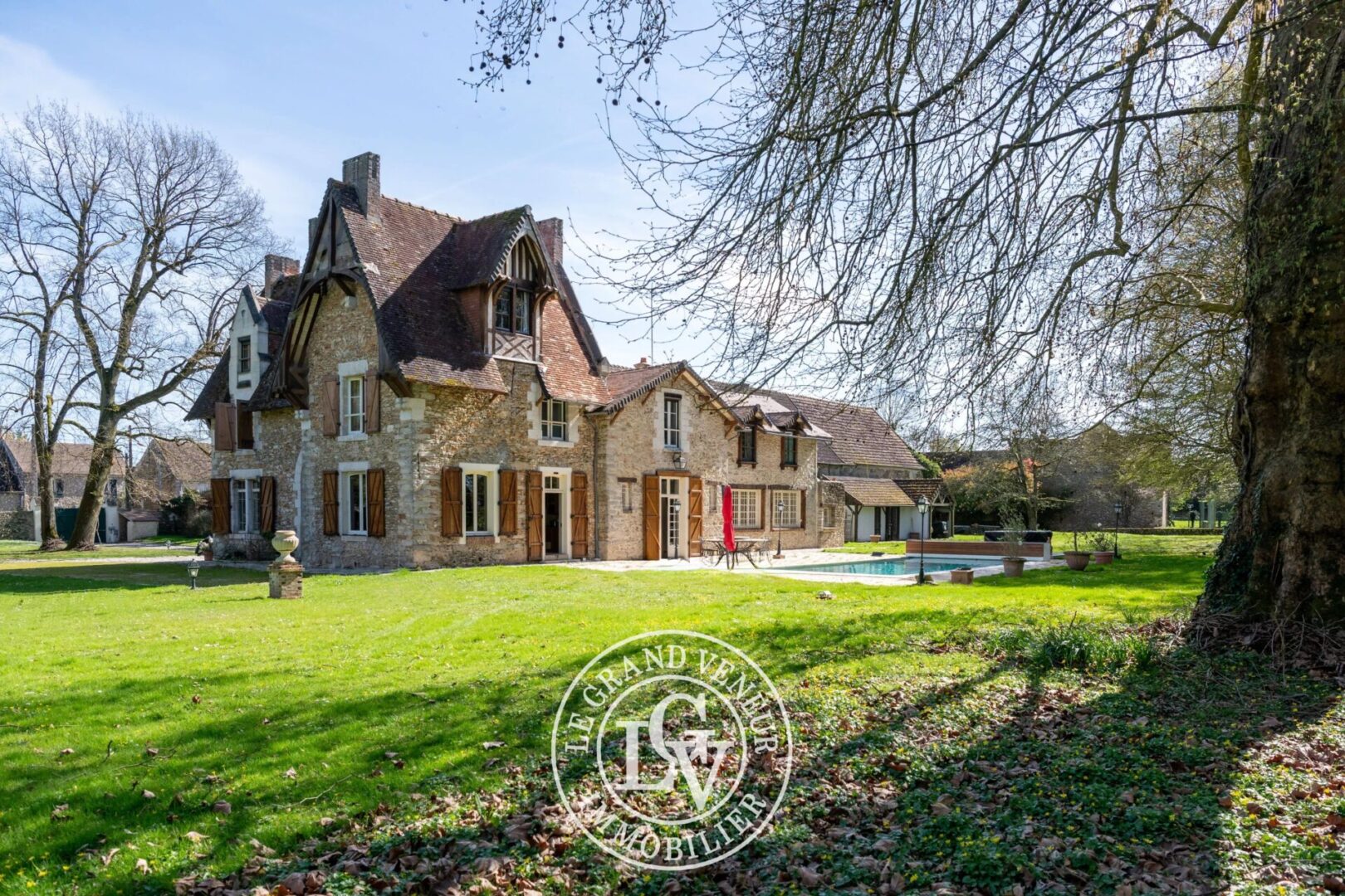 DEMEURE DE CHARME – 6 CHAMBRES – BUREAU – 3 SALLES DE BAINS – PISCINE – TENNIS- PARC PAYSAGER DE 24 500M²