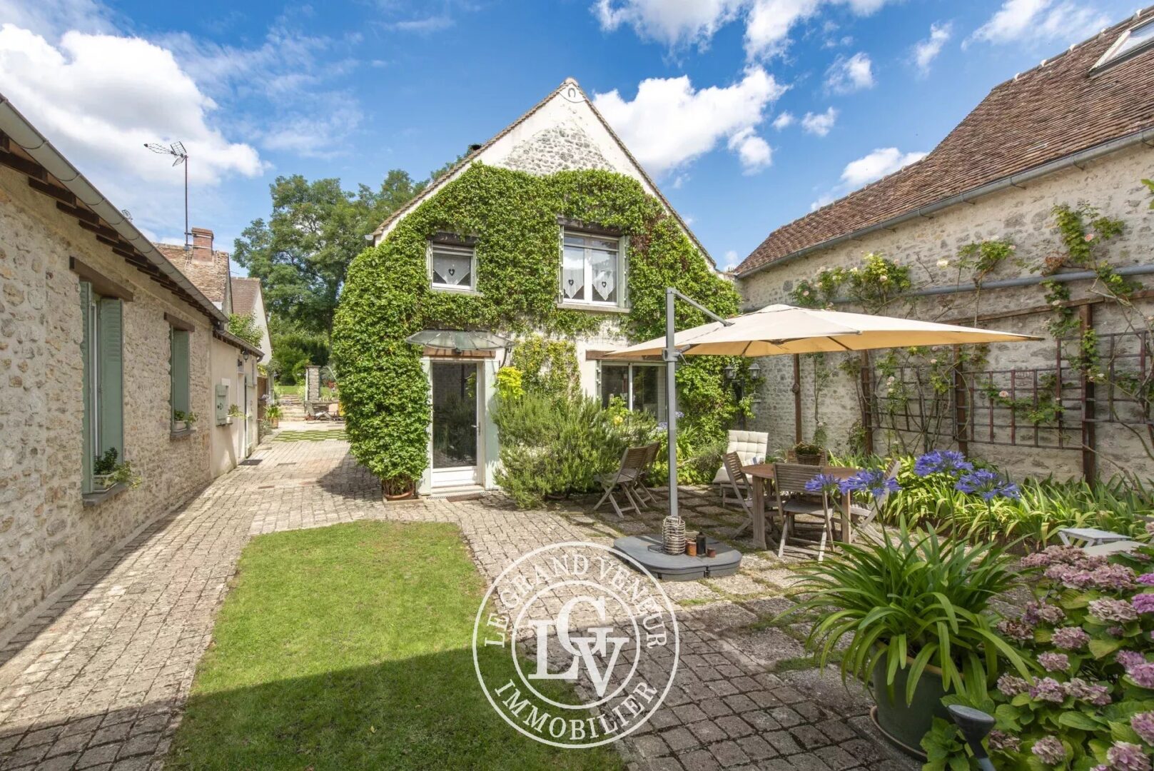 PROCHE FONTAINEBLEAU – À FROMONT – AUTHENTIQUE PROPRIÉTÉ DE 285M²- 7 CHAMBRES AVEC GÎTE INDÉPENDANT ET BUREAU/ATELIER,  ÉDIFIÉE SUR PARC CLOS ET PAYSAGER DE 1994M²