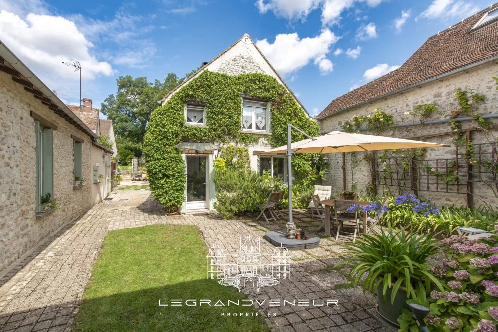PROCHE NEMOURS – À FROMONT – AUTHENTIQUE PROPRIÉTÉ DE 285M²- 7 CHAMBRES AVEC GÎTE INDÉPENDANT ET BUREAU/ATELIER,  ÉDIFIÉE SUR PARC CLOS ET PAYSAGER DE 1994M²