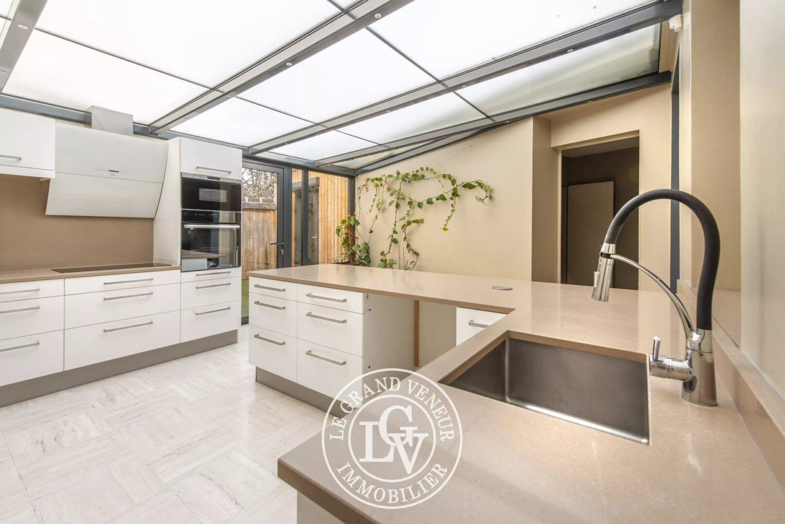 FONTAINEBLEAU – APPARTEMENT SPACIEUX DE 182 M² AVEC PATIO