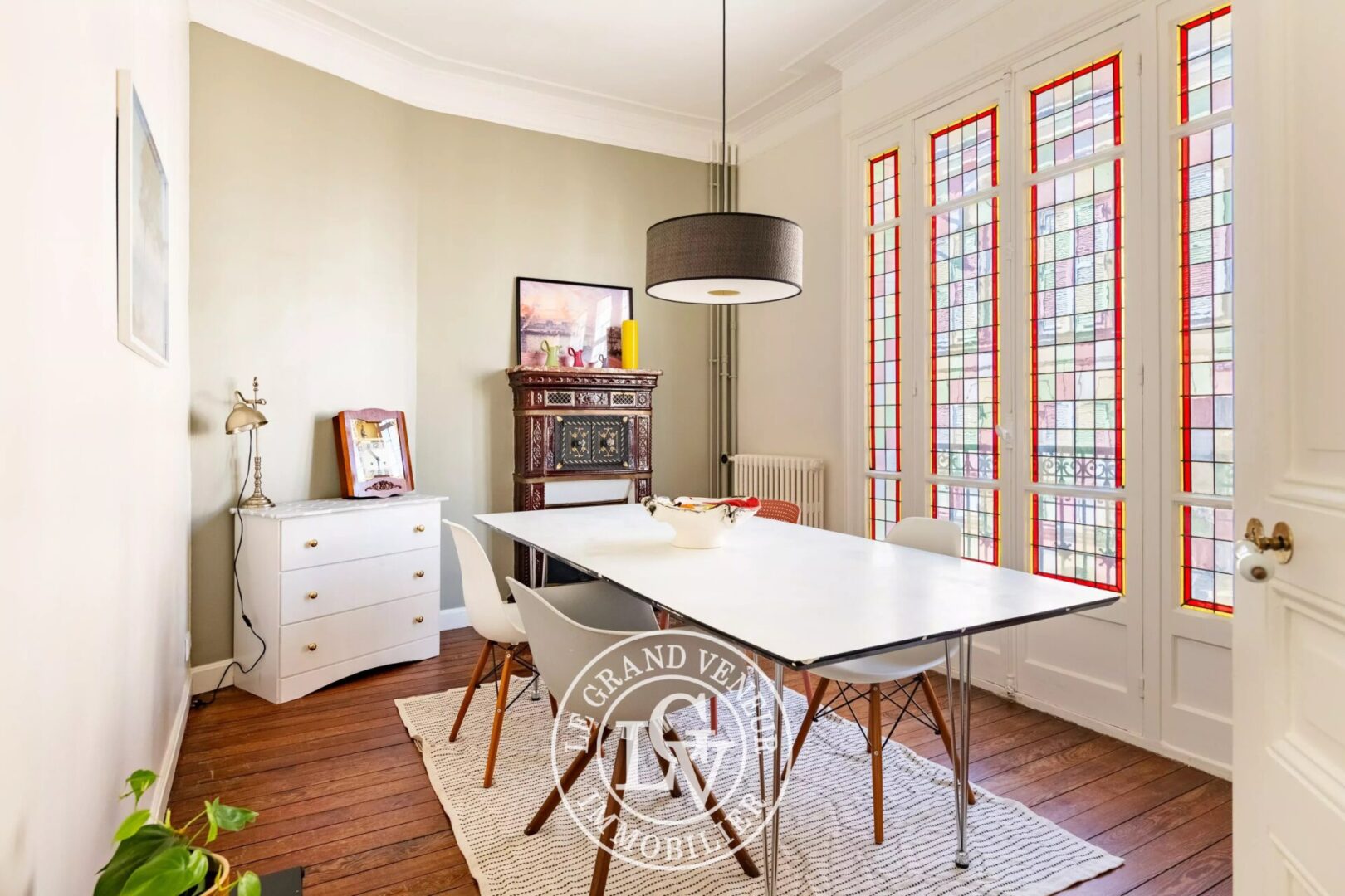 FONTAINEBLEAU – MAISON DE VILLE RÉNOVÉE DE 98M2 –  4 CHAMBRES, TERRASSE, À DEUX PAS DU CENTRE
