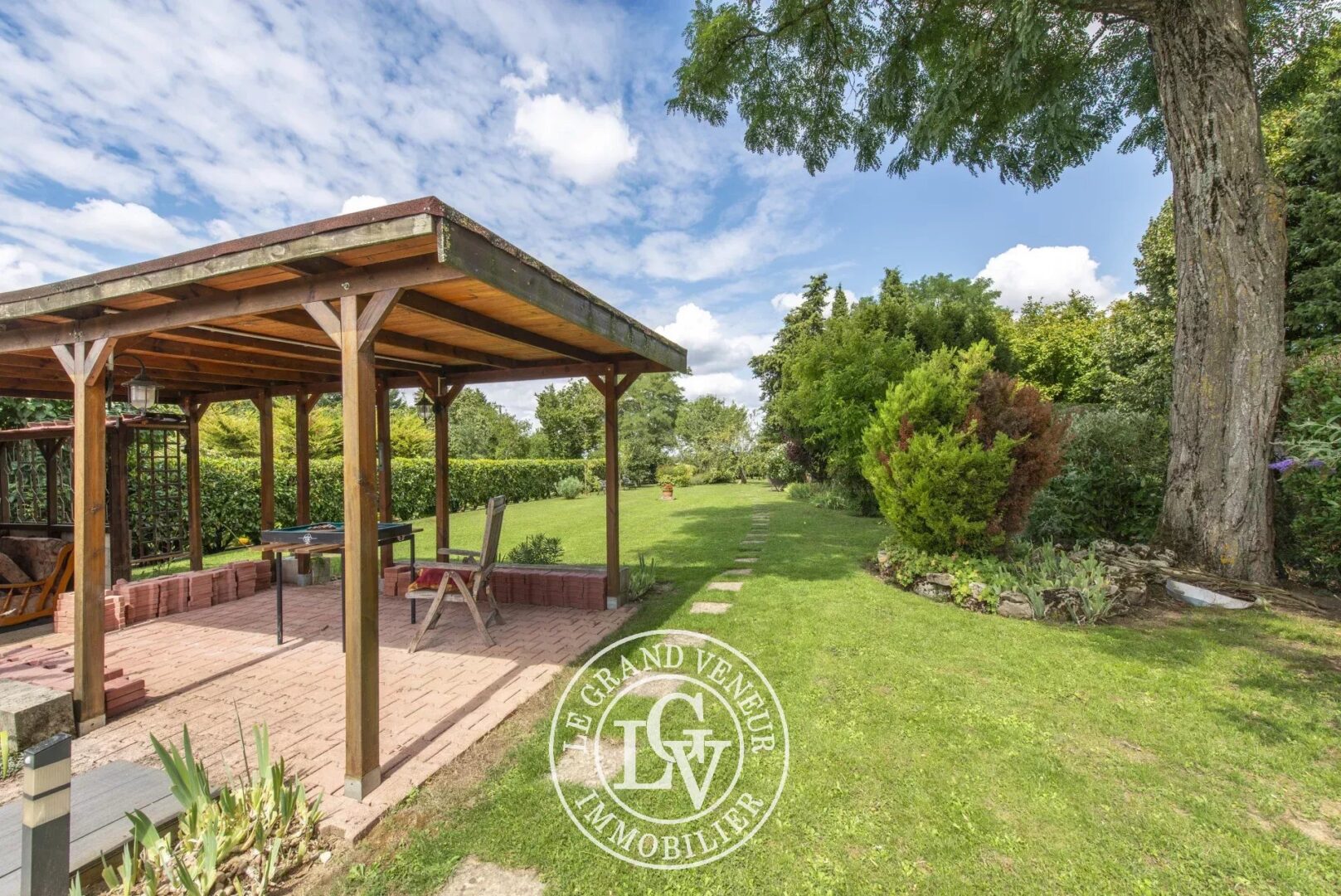 PROCHE FONTAINEBLEAU – À FROMONT – AUTHENTIQUE PROPRIÉTÉ DE 285M²- 7 CHAMBRES AVEC GÎTE INDÉPENDANT ET BUREAU/ATELIER,  ÉDIFIÉE SUR PARC CLOS ET PAYSAGER DE 1994M²