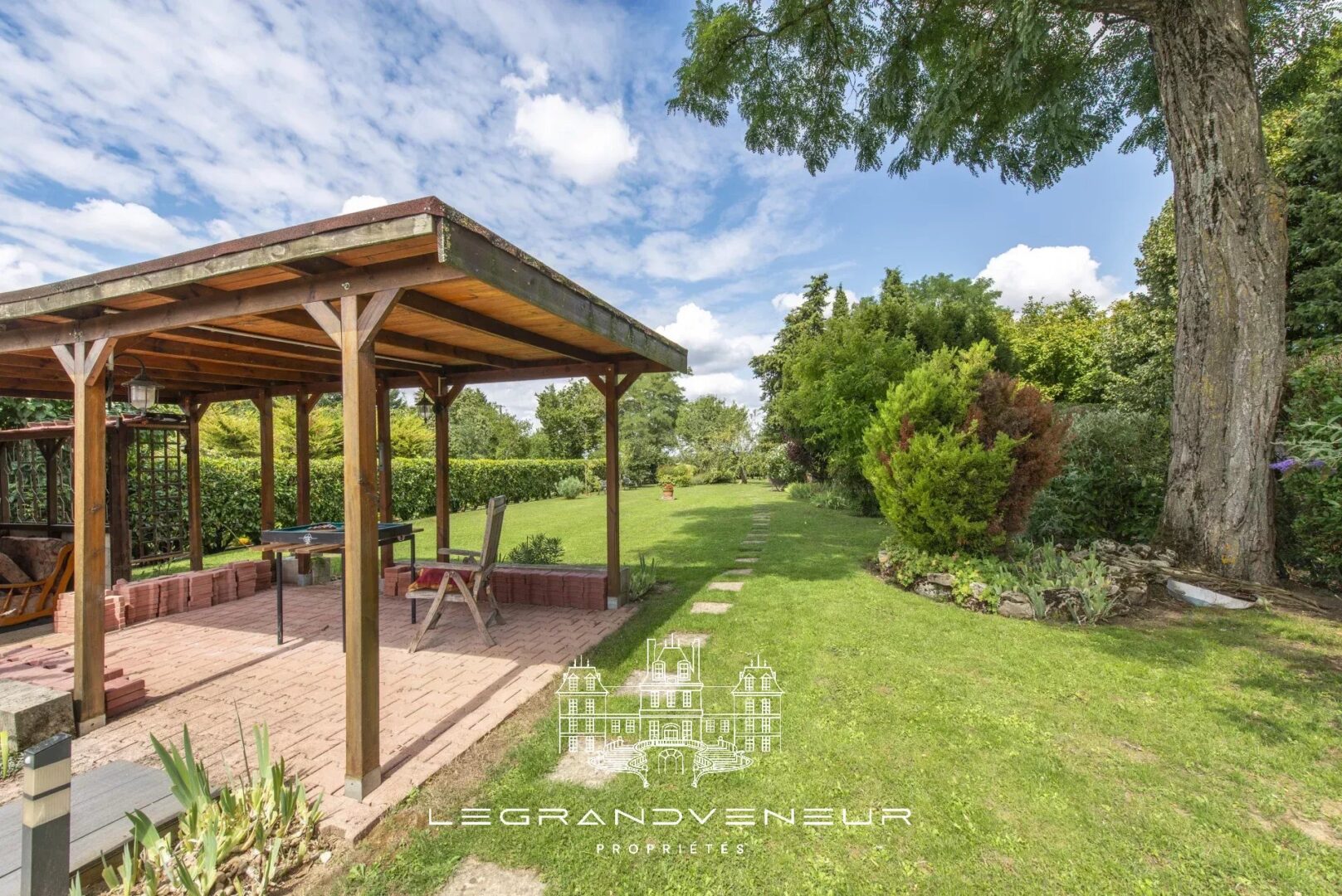 PROCHE NEMOURS – À FROMONT – AUTHENTIQUE PROPRIÉTÉ DE 285M²- 7 CHAMBRES AVEC GÎTE INDÉPENDANT ET BUREAU/ATELIER,  ÉDIFIÉE SUR PARC CLOS ET PAYSAGER DE 1994M²