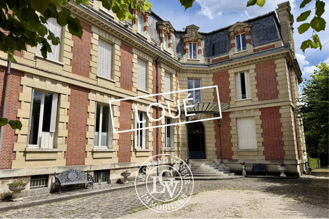 FONTAINEBLEAU – APPARTEMENT DE CARACTÈRE AU PIED DU PARC DU CHATEAU