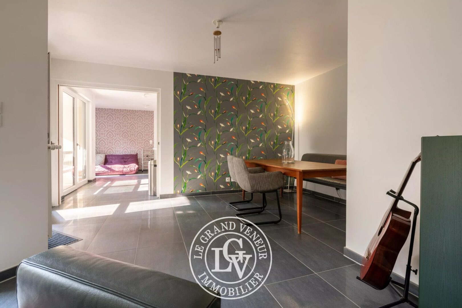 FONTAINEBLEAU – ÉLÉGANT APPARTEMENT DE 93M2 AVEC TERRASSE, JARDIN ET STATIONNEMENT PRIVATIFS DANS RÉSIDENCE RÉCENTE ET SÉCURISÉE – 2 CHAMBRES