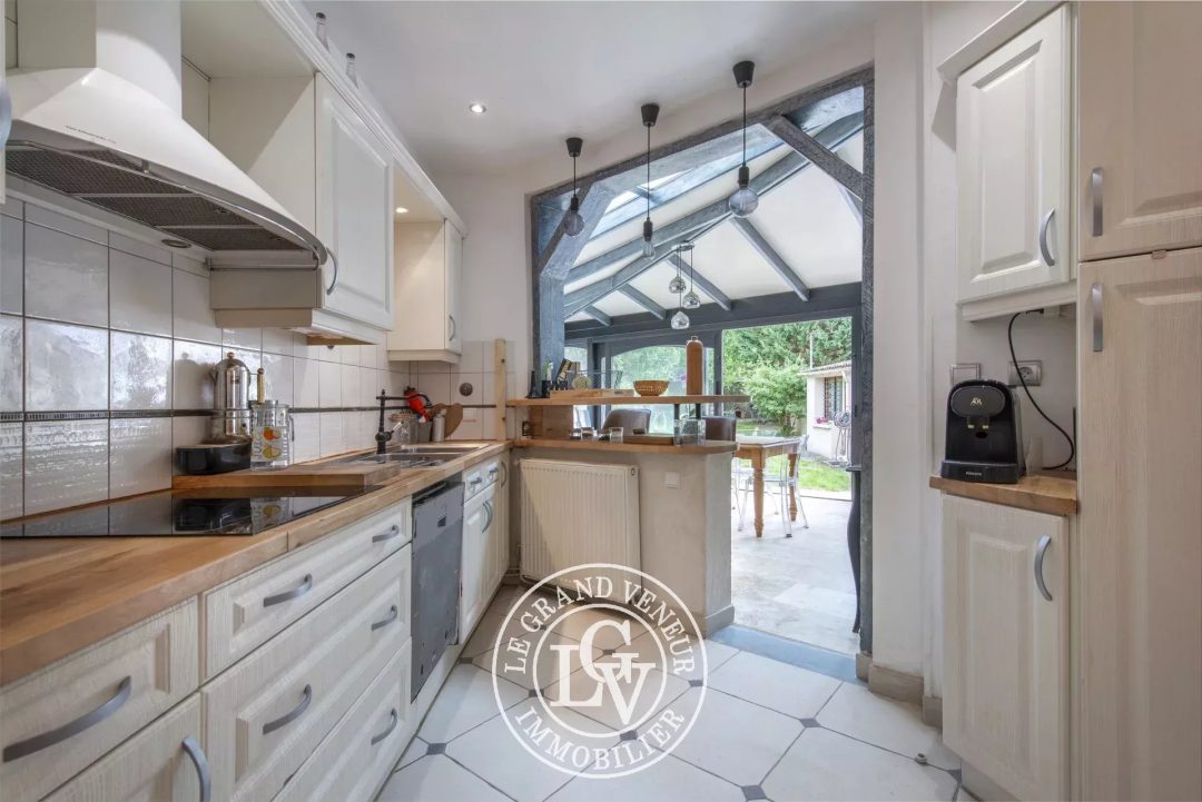 FONTAINEBLEAU – MAISON FAMILIALE DE 133 M² AVEC DÉPENDANCE AMÉNAGÉE DE 27 M² ET JARDIN