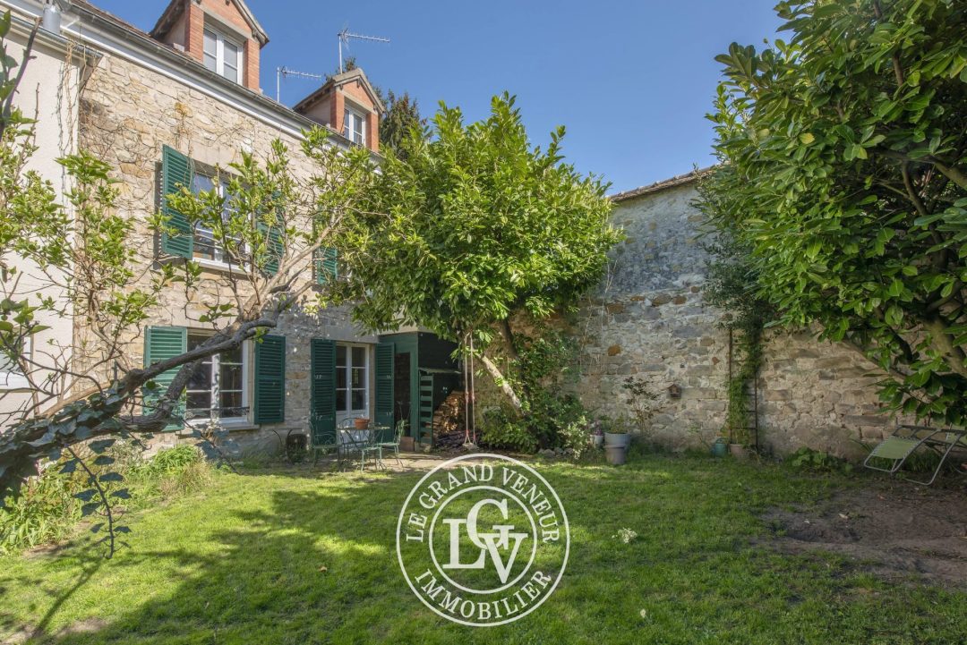 CENTRE VILLE FONTAINEBLEAU – MAISON DE CARACTÈRE AVEC JARDIN
