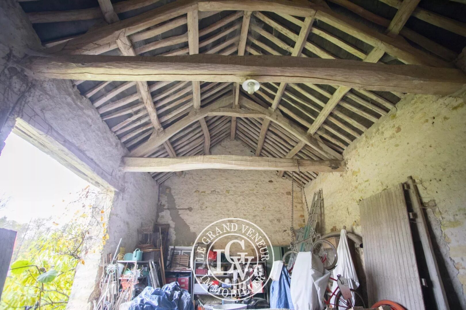 PROCHE FONTAINEBLEAU – DORMELLES – MAISON DE CHARME ET SA GRANGE SUR UN GRAND TERRAIN DE 3 600 M²