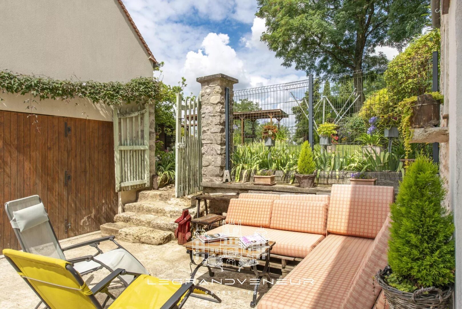 PROCHE NEMOURS – À FROMONT – AUTHENTIQUE PROPRIÉTÉ DE 285M²- 7 CHAMBRES AVEC GÎTE INDÉPENDANT ET BUREAU/ATELIER,  ÉDIFIÉE SUR PARC CLOS ET PAYSAGER DE 1994M²
