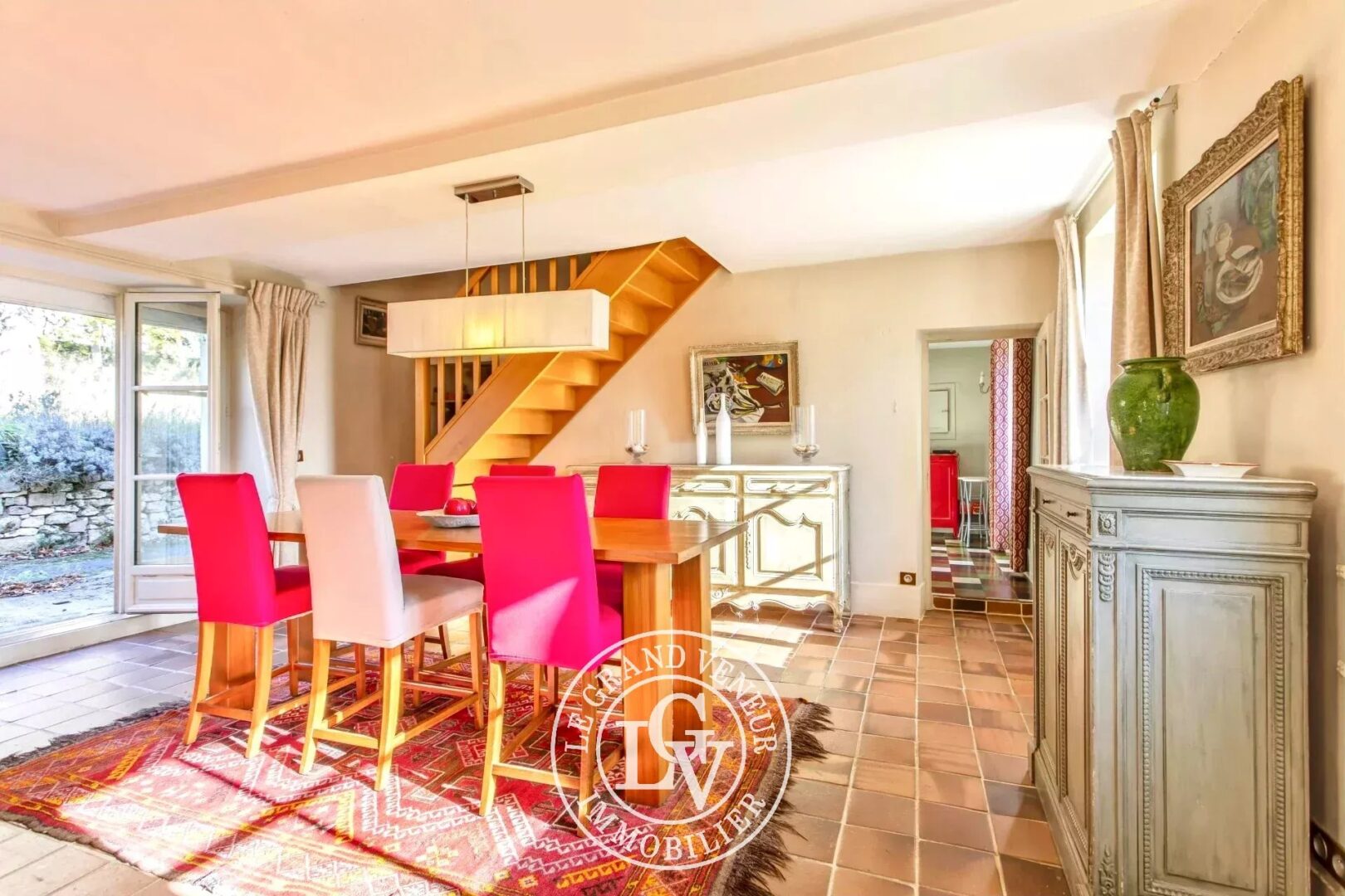 PROCHE FONTAINEBLEAU – DORMELLES – MAISON DE CHARME ET SA GRANGE SUR UN GRAND TERRAIN DE 3 600 M²