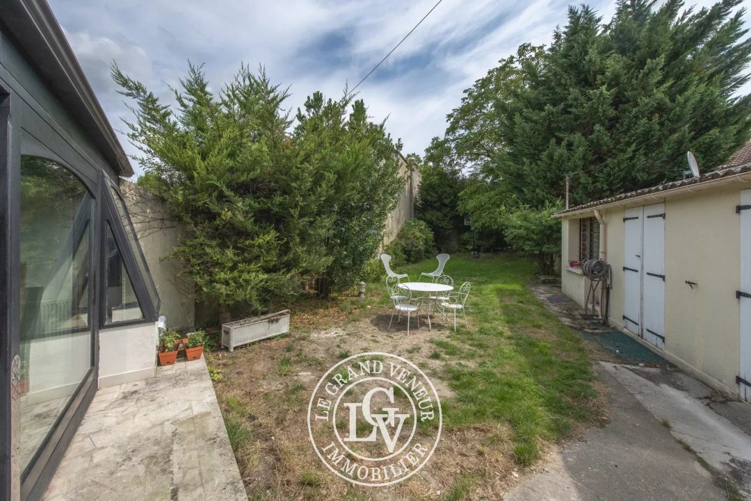 FONTAINEBLEAU – MAISON FAMILIALE DE 133 M² AVEC DÉPENDANCE AMÉNAGÉE DE 27 M² ET JARDIN