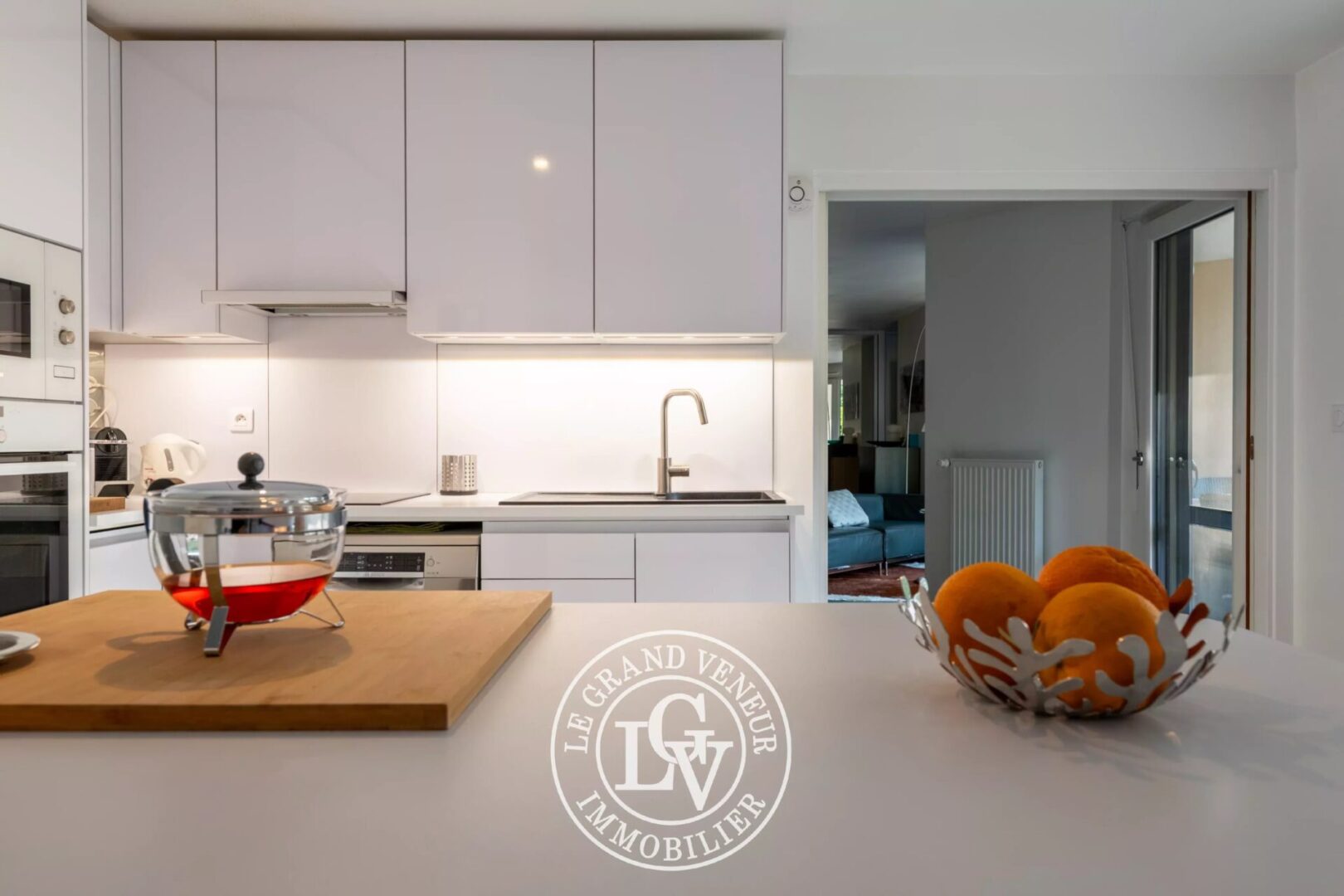 FONTAINEBLEAU – ÉLÉGANT APPARTEMENT DE 93M2 AVEC TERRASSE, JARDIN ET STATIONNEMENT PRIVATIFS DANS RÉSIDENCE RÉCENTE ET SÉCURISÉE – 2 CHAMBRES