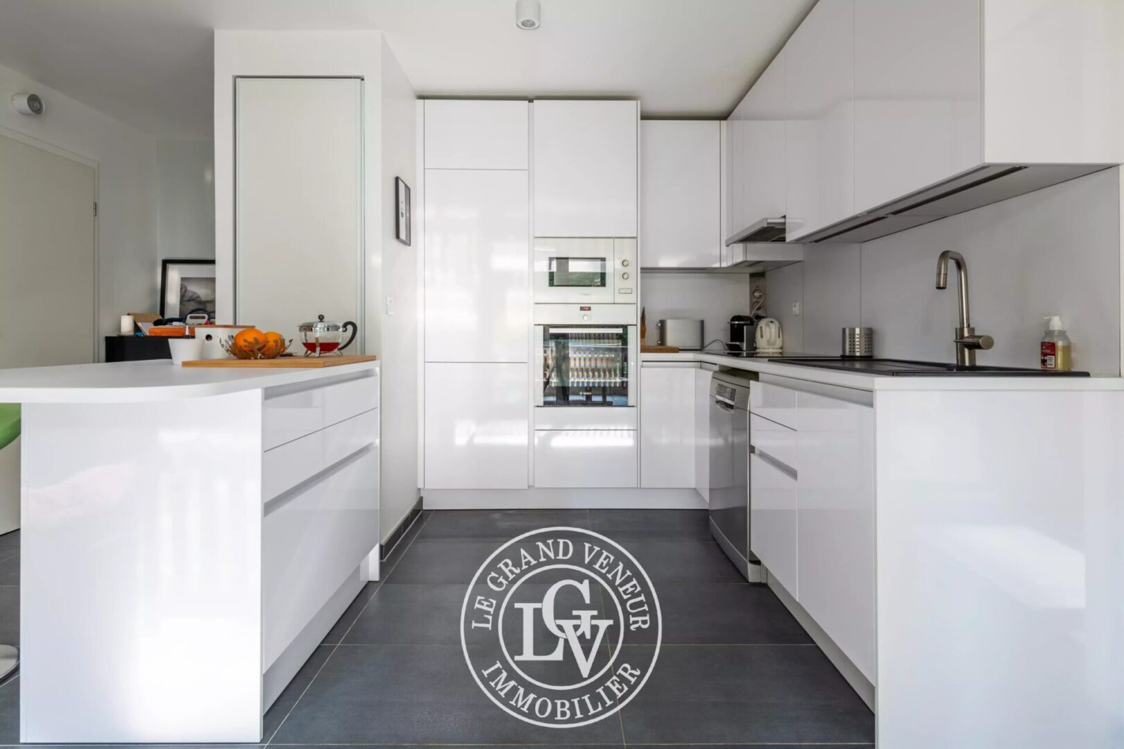 FONTAINEBLEAU – ÉLÉGANT APPARTEMENT DE 93M2 AVEC TERRASSE, JARDIN ET STATIONNEMENT PRIVATIFS DANS RÉSIDENCE RÉCENTE ET SÉCURISÉE – 2 CHAMBRES