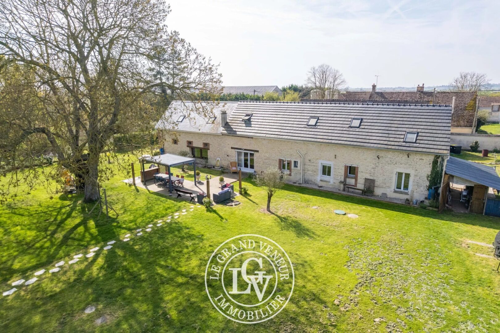20 MIN DE NEMOURS – À BEAUMONT DU GATINAIS – PROPRIÉTÉ COMPRENANT DEUX LONGÈRES RÉNOVÉES – 8 CHAMBRES-  7 325 M² DE TERRAIN