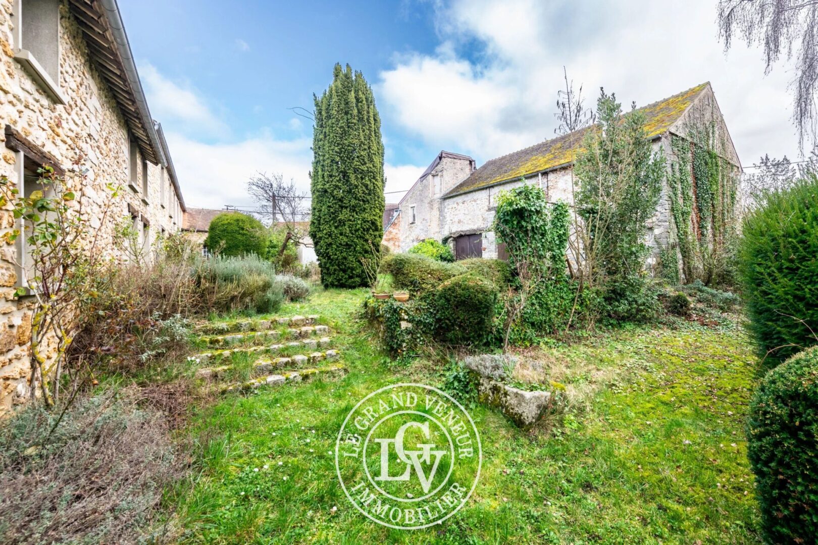 4MN DE BARBIZON – À PERTHES-EN-GÂTINAIS- AUTHENTIQUE LONGÈRE 386M² – GRANGE 100M² AU SOL – CAVE VOUTÉE – JARDIN CLOS 2000M²