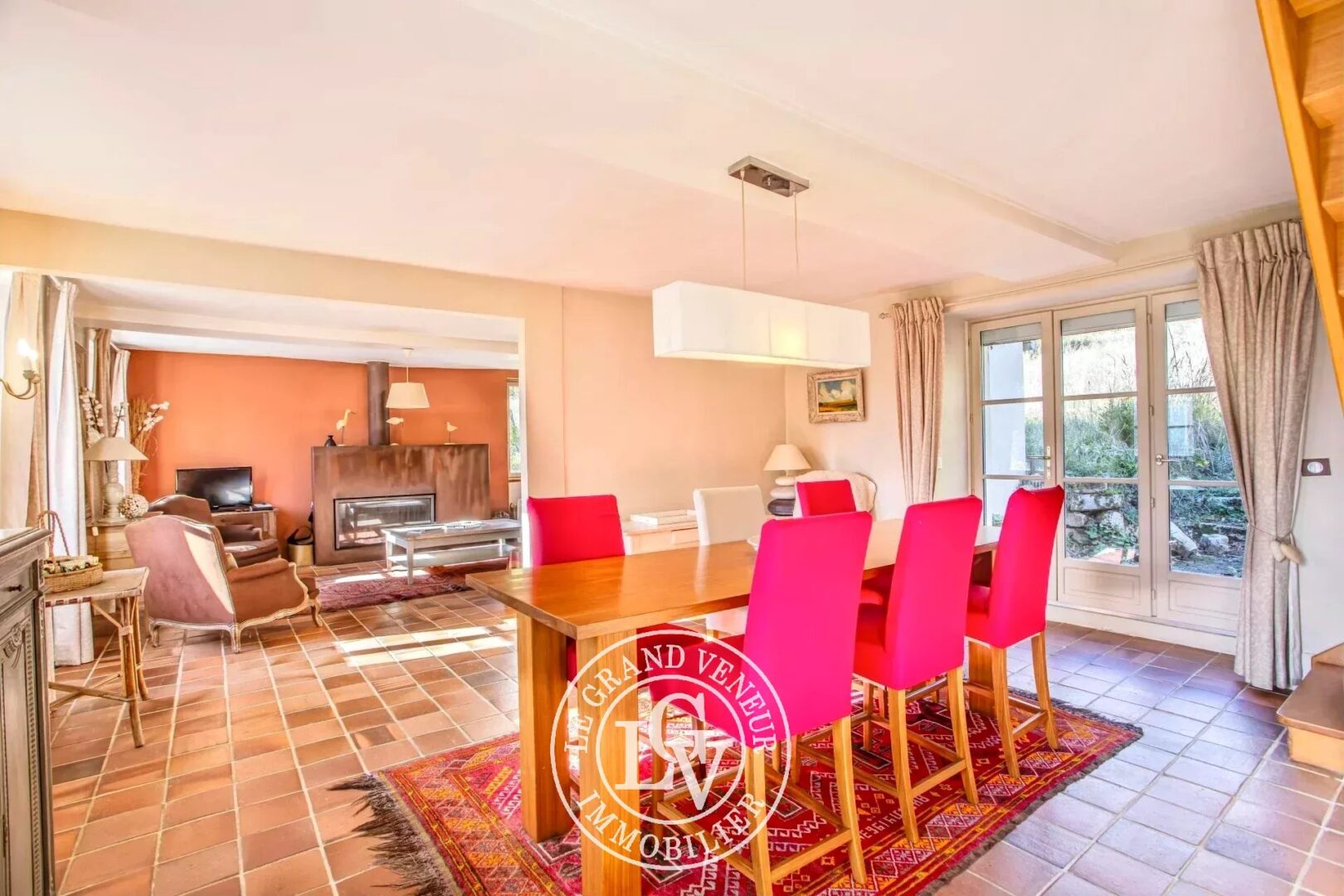 PROCHE FONTAINEBLEAU – DORMELLES – MAISON DE CHARME ET SA GRANGE SUR UN GRAND TERRAIN DE 3 600 M²
