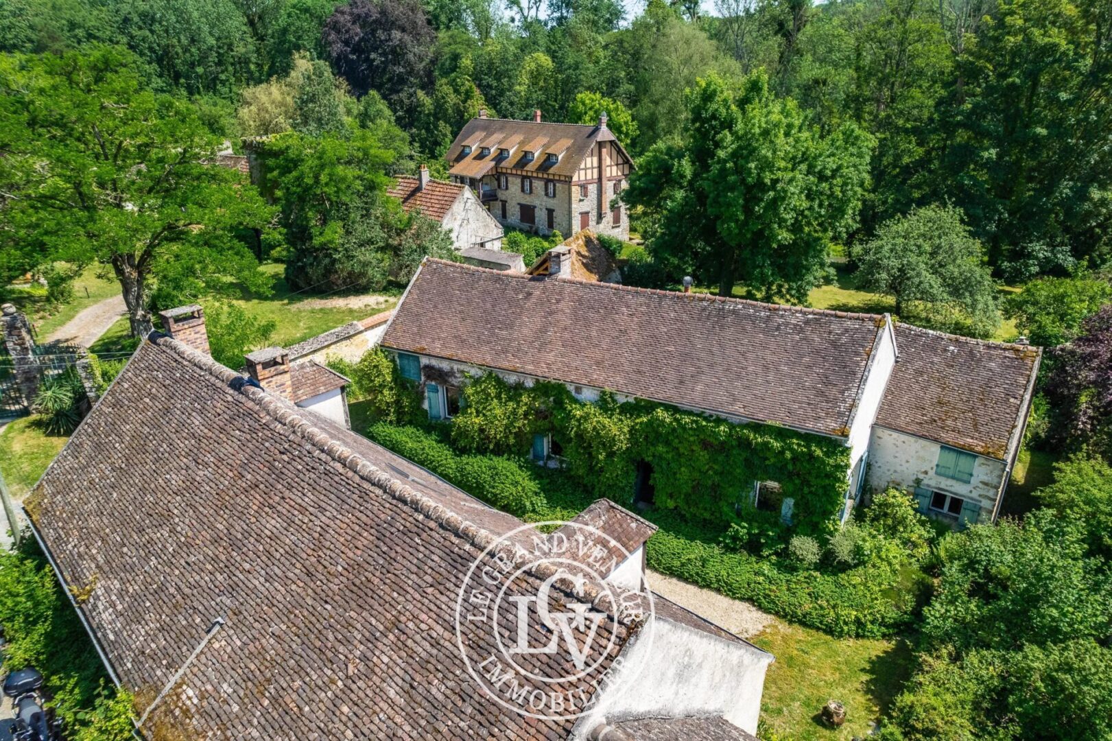 20MN DE FONTAINEBLEAU – À DORMELLES- DEUX FERMETTES 235M² HABITABLES – 8 CHAMBRES – JARDIN CLOS 1809M²
