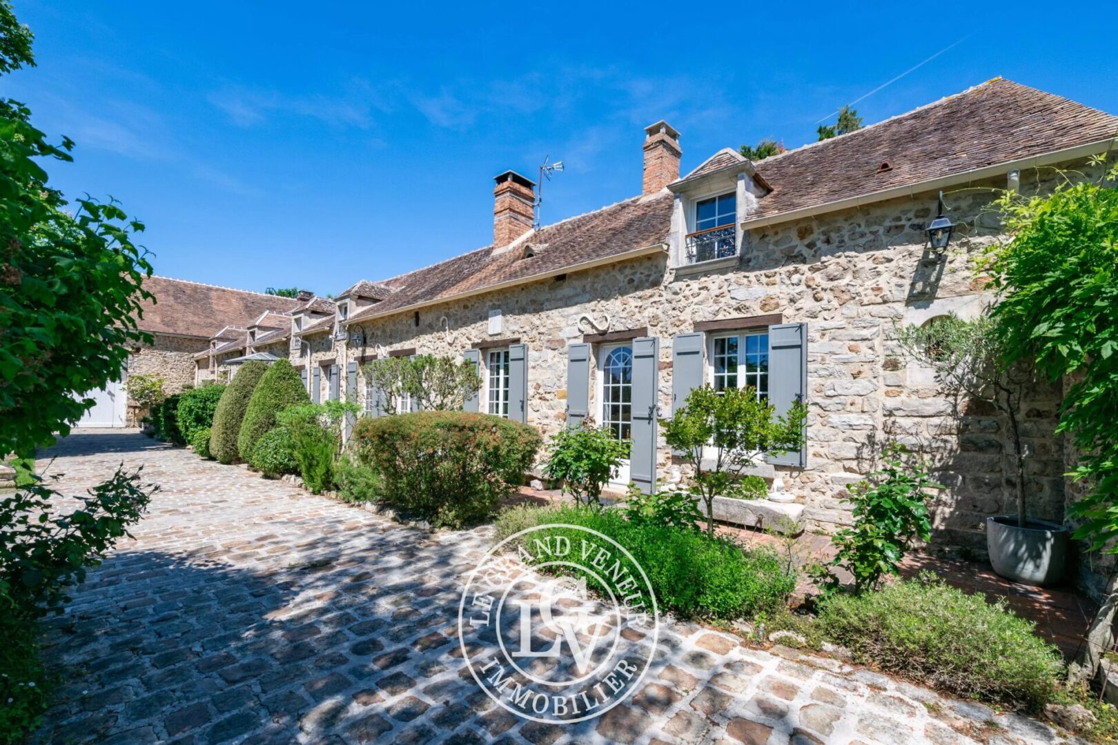 A 30 MINUTES DE FONTAINEBLEAU – FERME DE CARACTÈRE DU XIXᵉ SIÈCLE AVEC PISCINE – RÉNOVATION D&rsquo;EXCEPTION SUR UN DOMAINE PRIVÉ DE 6 200 M²