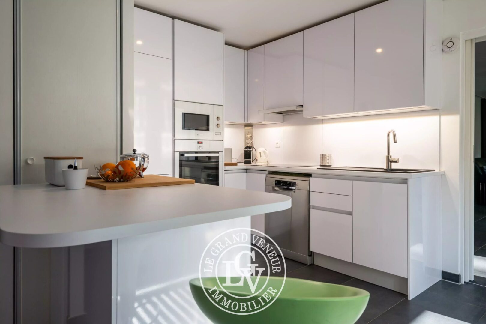 FONTAINEBLEAU – ÉLÉGANT APPARTEMENT DE 93M2 AVEC TERRASSE, JARDIN ET STATIONNEMENT PRIVATIFS DANS RÉSIDENCE RÉCENTE ET SÉCURISÉE – 2 CHAMBRES