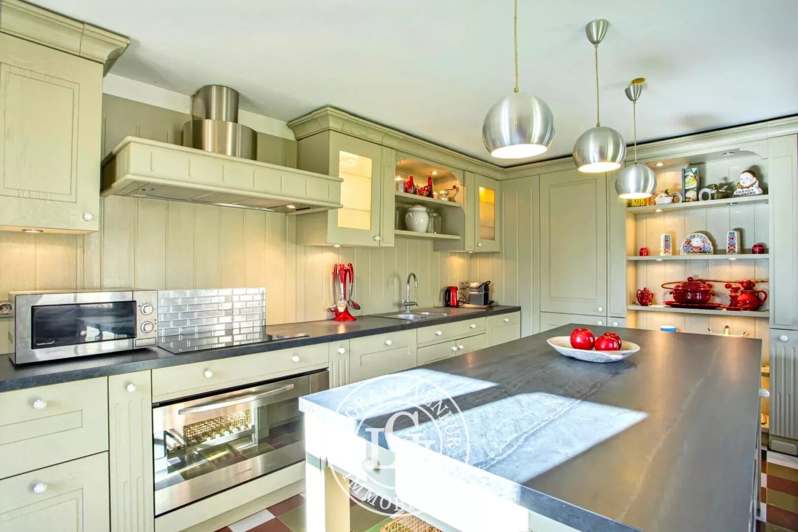 PROCHE FONTAINEBLEAU – DORMELLES – MAISON DE CHARME ET SA GRANGE SUR UN GRAND TERRAIN DE 3 600 M²