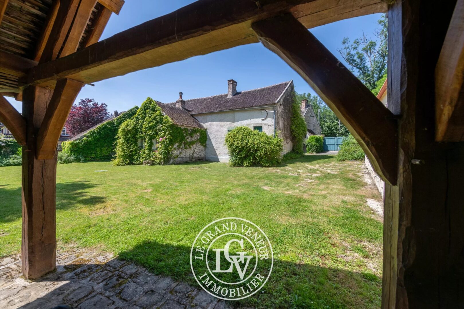 20MN DE FONTAINEBLEAU – À DORMELLES- DEUX FERMETTES 235M² HABITABLES – 8 CHAMBRES – JARDIN CLOS 1809M²