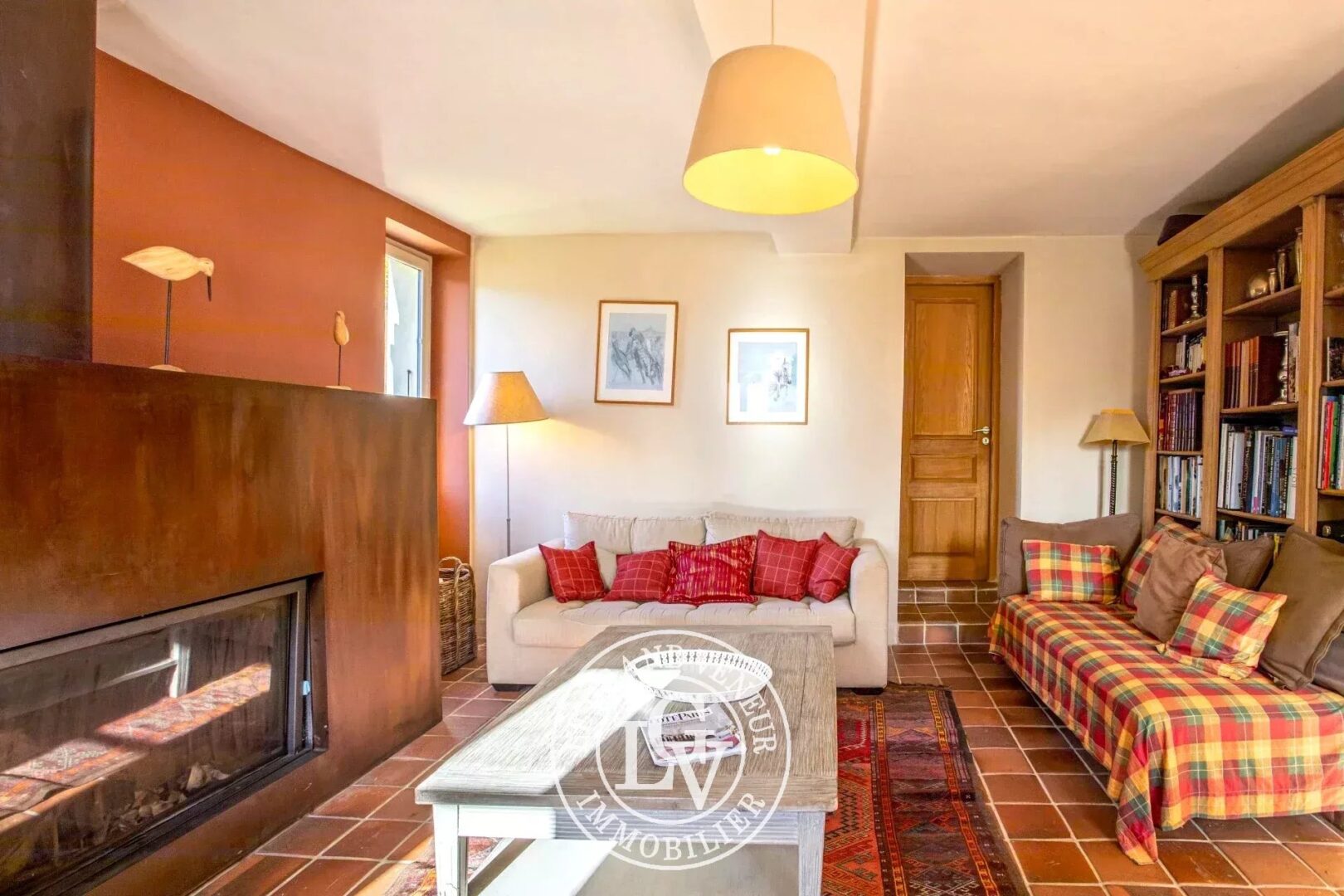 PROCHE FONTAINEBLEAU – DORMELLES – MAISON DE CHARME ET SA GRANGE SUR UN GRAND TERRAIN DE 3 600 M²