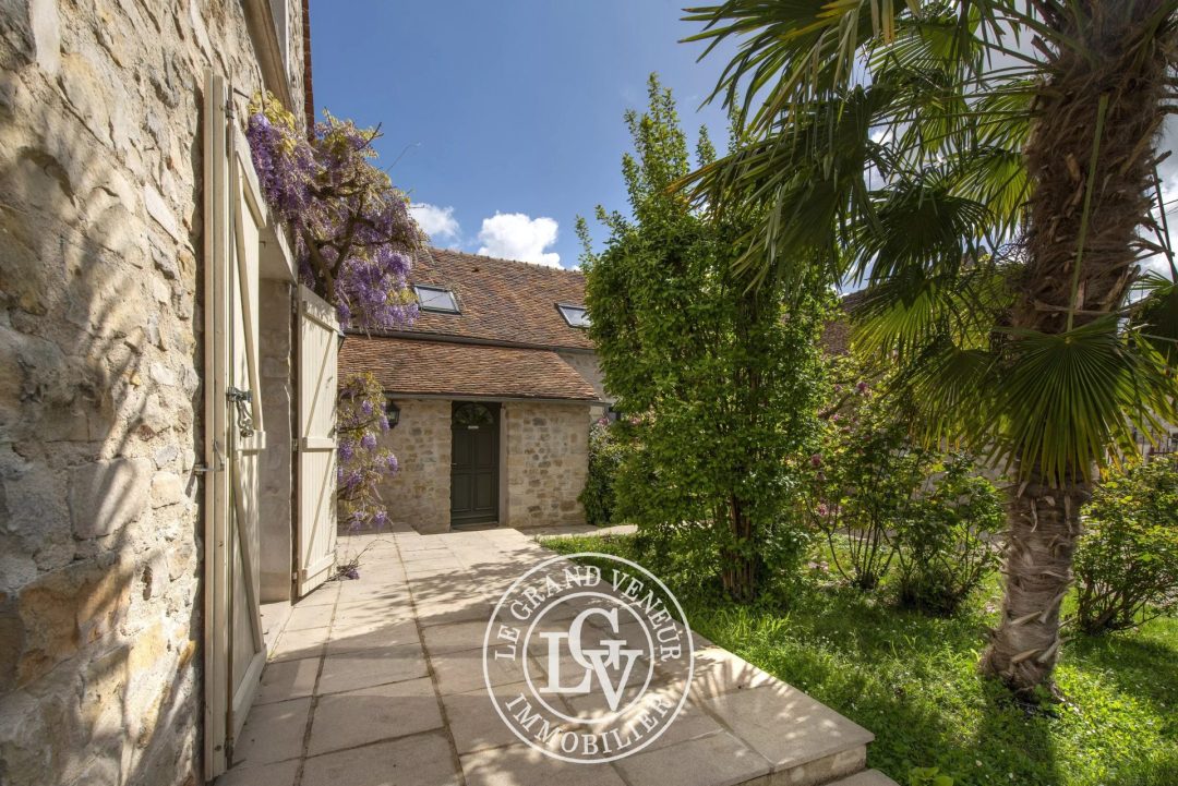 SOUS PROMESSE – CHARMANTE MAISON EN PIERRE ET SON JARDIN BUCCOLIQUE