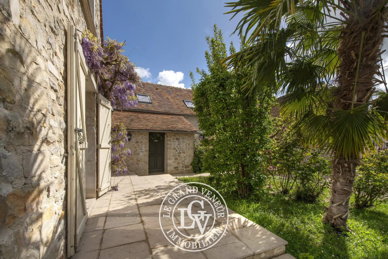 SOUS PROMESSE – CHARMANTE MAISON EN PIERRE ET SON JARDIN BUCCOLIQUE