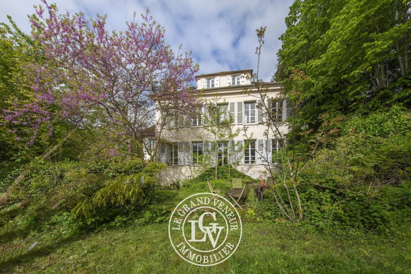 PROPRIÉTÉ BOURGEOISE XVIII EME DANS SON ÉCRIN DE VERDURE