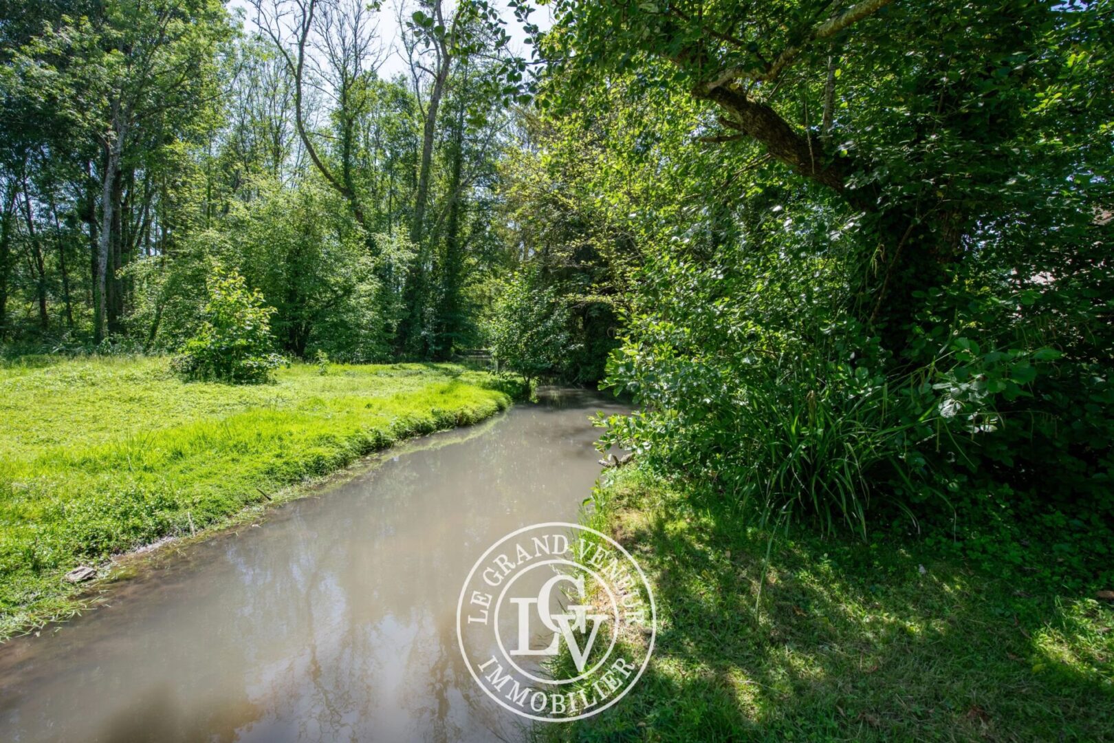 20MN DE FONTAINEBLEAU – À DORMELLES- DEUX FERMETTES 235M² HABITABLES – 8 CHAMBRES – JARDIN CLOS 1809M²