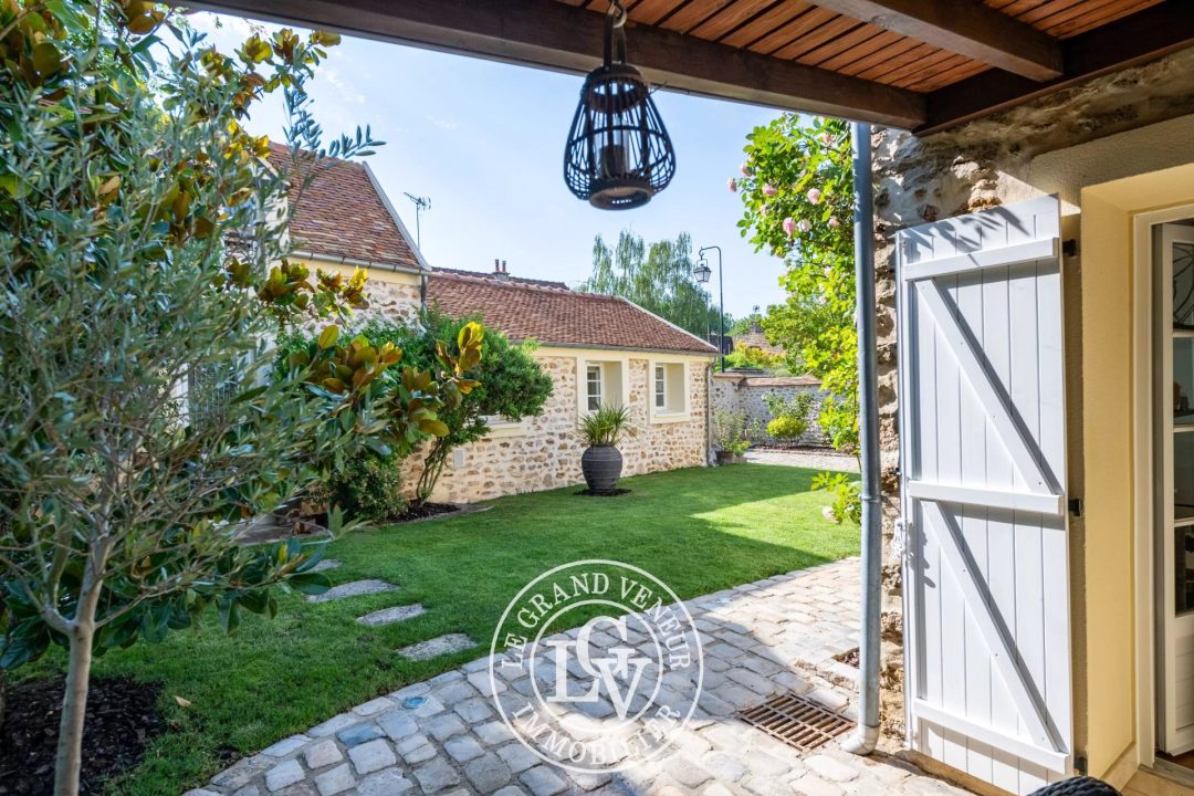 À SAINT-SAUVEUR-SUR-ÉCOLE- PROPRIÉTÉ TRADITIONNELLE ET DÉPENDANCE – 4 CHAMBRES – GARAGE DOUBLE – CAVE – PISCINE – JARDIN PAYSAGER