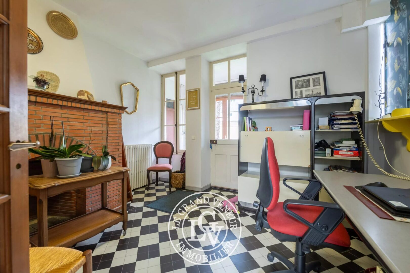 PROCHE MILLY LA FORÊT – ENSEMBLE IMMOBILIER MIXTE : MAISON D&rsquo;HABITATION – LOCAUX PROFESSIONNELS – BUREAUX – GARAGES – SOIT 1015M² DE SURFACES EXPLOITABLES