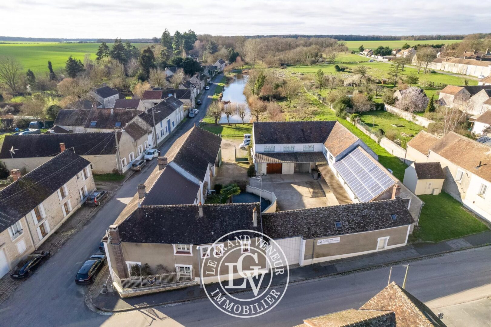 PROCHE MILLY LA FORÊT – ENSEMBLE IMMOBILIER MIXTE : MAISON D&rsquo;HABITATION – LOCAUX PROFESSIONNELS – BUREAUX – GARAGES – SOIT 1015M² DE SURFACES EXPLOITABLES