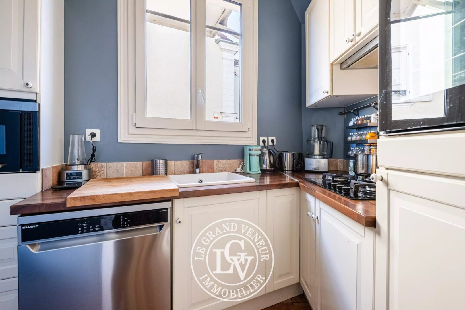 FONTAINEBLEAU – MAISON DE VILLE RÉNOVÉE DE 98M2 –  4 CHAMBRES, TERRASSE, À DEUX PAS DU CENTRE