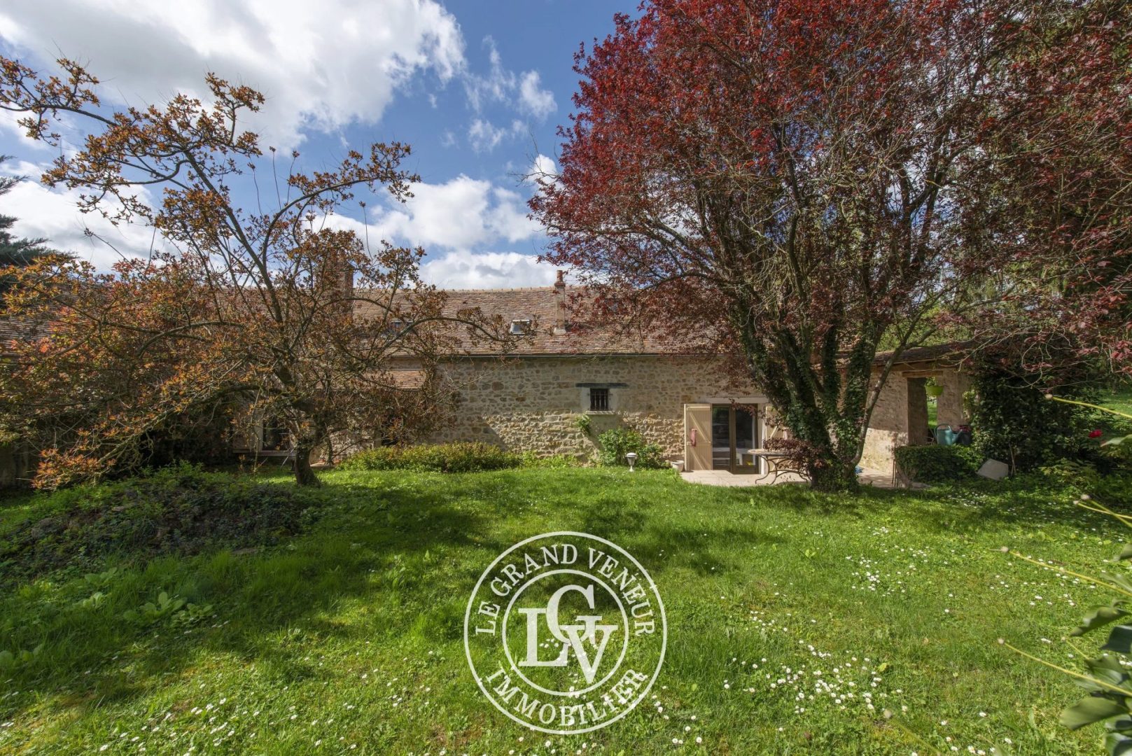 SOUS PROMESSE – CHARMANTE MAISON EN PIERRE ET SON JARDIN BUCCOLIQUE