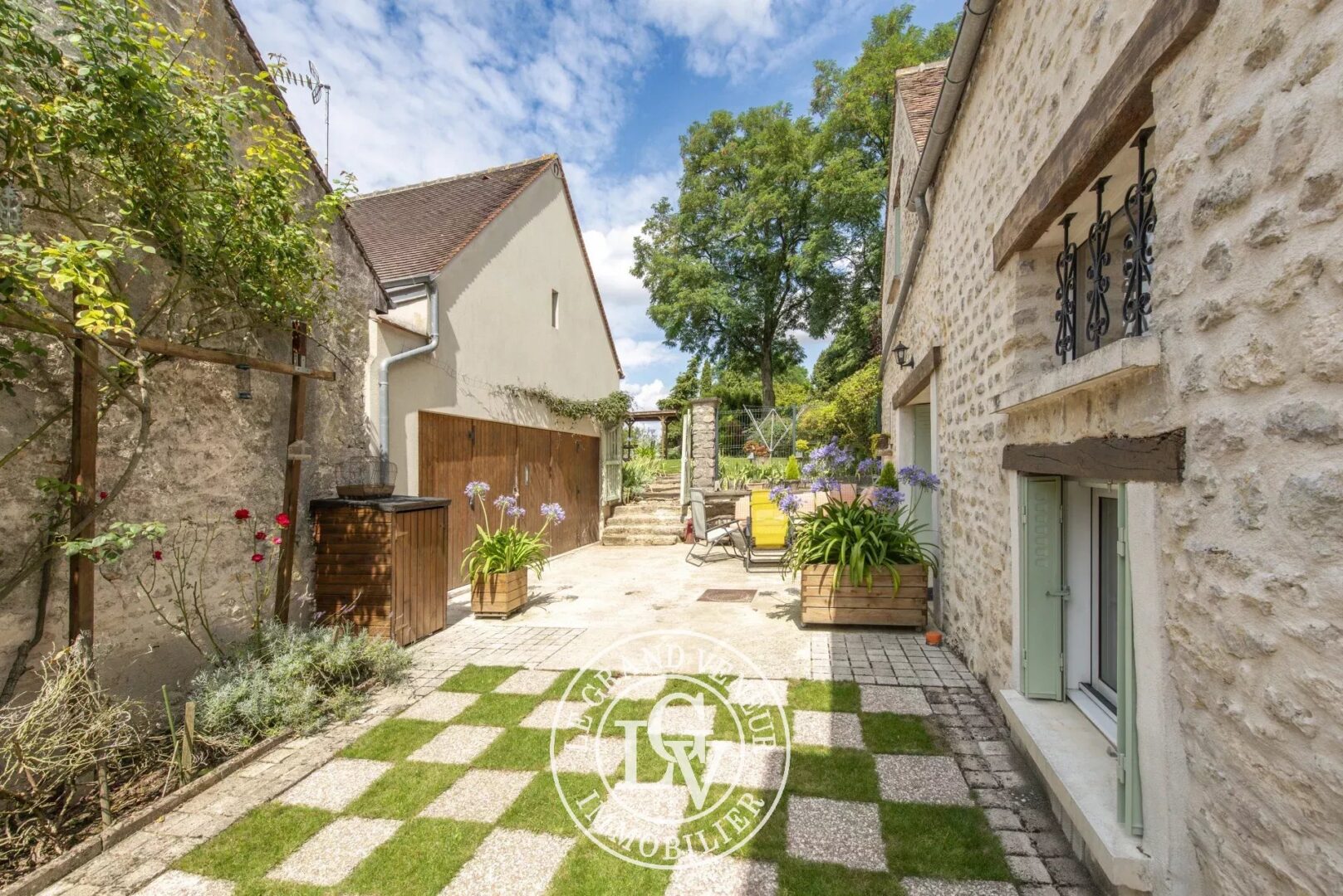 PROCHE FONTAINEBLEAU – À FROMONT – AUTHENTIQUE PROPRIÉTÉ DE 285M²- 7 CHAMBRES AVEC GÎTE INDÉPENDANT ET BUREAU/ATELIER,  ÉDIFIÉE SUR PARC CLOS ET PAYSAGER DE 1994M²