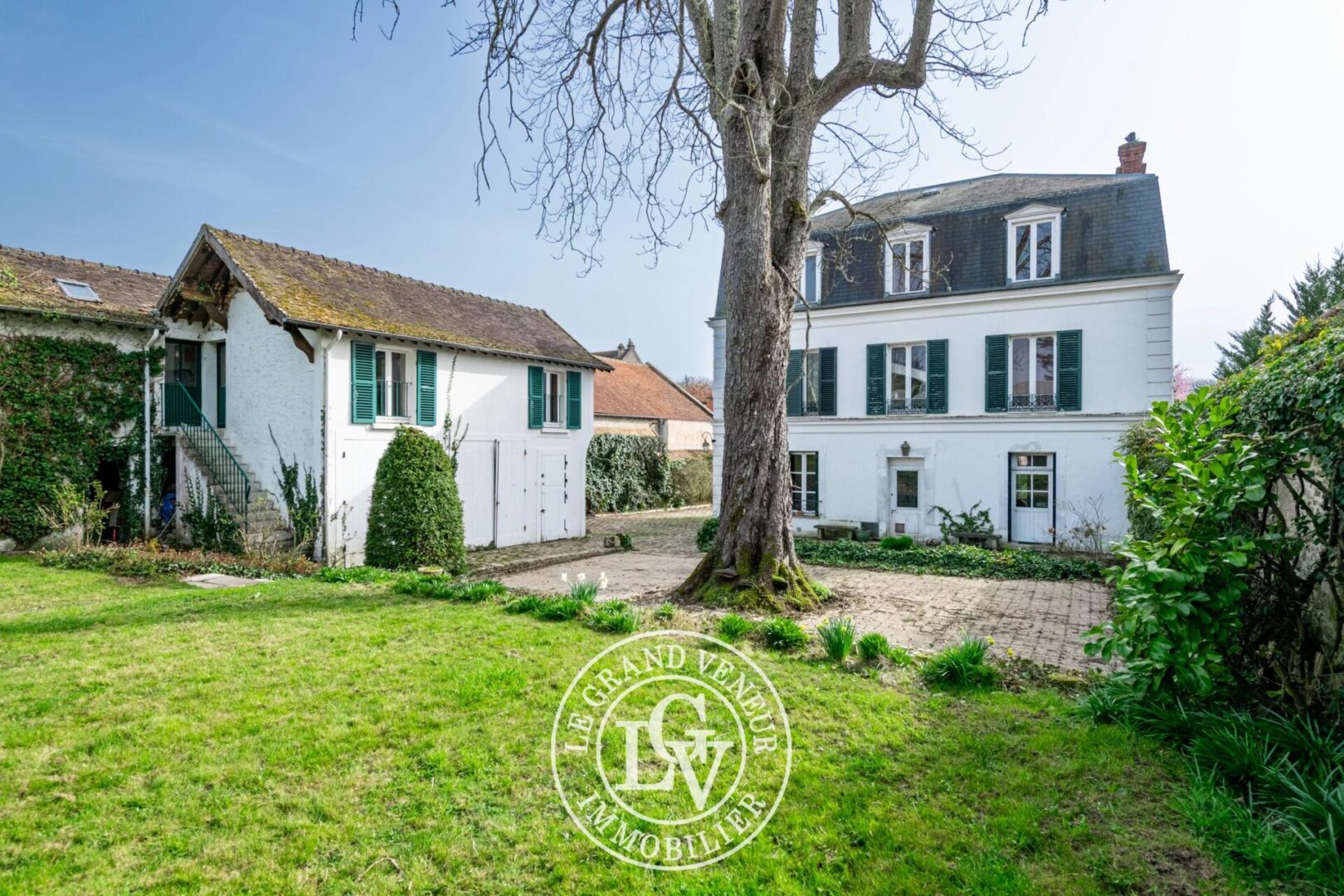 PROCHE FONTAINEBLEAU – VULAINES SUR SEINE – MAISON DE MAÎTRE DE 289 M² ET APPARTEMENT INDÉPENDANT DE 41 M² SUR UN BEAU JARDIN PAYSAGER DE 1989 M²