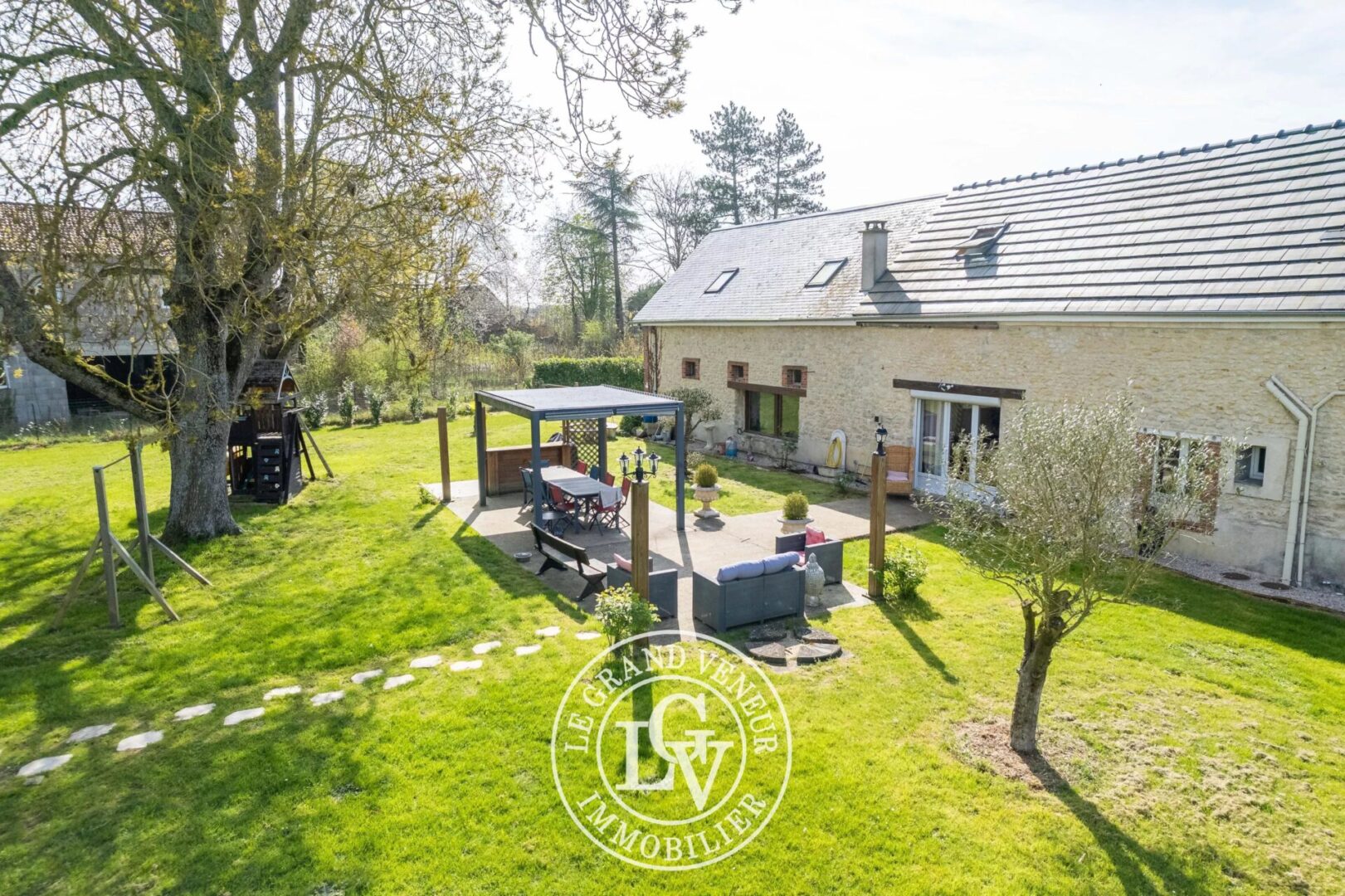 20 MIN DE NEMOURS – À BEAUMONT DU GATINAIS – PROPRIÉTÉ COMPRENANT DEUX LONGÈRES RÉNOVÉES – 8 CHAMBRES-  7 325 M² DE TERRAIN
