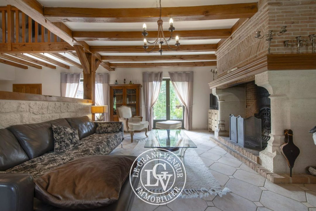 SOUS PROMESSE – CHARMANTE MAISON EN PIERRE ET SON JARDIN BUCCOLIQUE