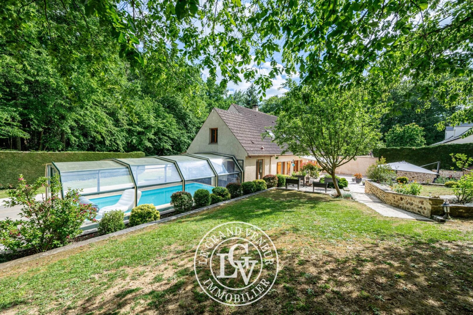 À PROXIMITÉ DE FONTAINEBLEAU – MAISON FAMILIALE  AVEC PISCINE COUVERTE SUR TERRAIN PAYSAGÉ DE 2766 M2