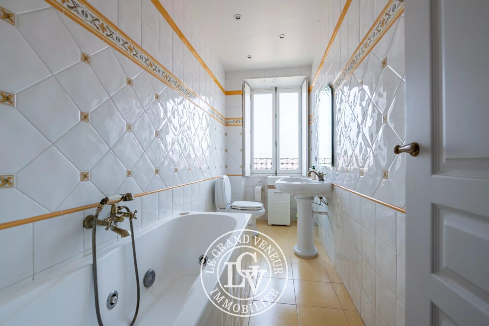 PROCHE FONTAINEBLEAU – VULAINES SUR SEINE – MAISON DE MAÎTRE DE 289 M² ET APPARTEMENT INDÉPENDANT DE 41 M² SUR UN BEAU JARDIN PAYSAGER DE 1989 M²